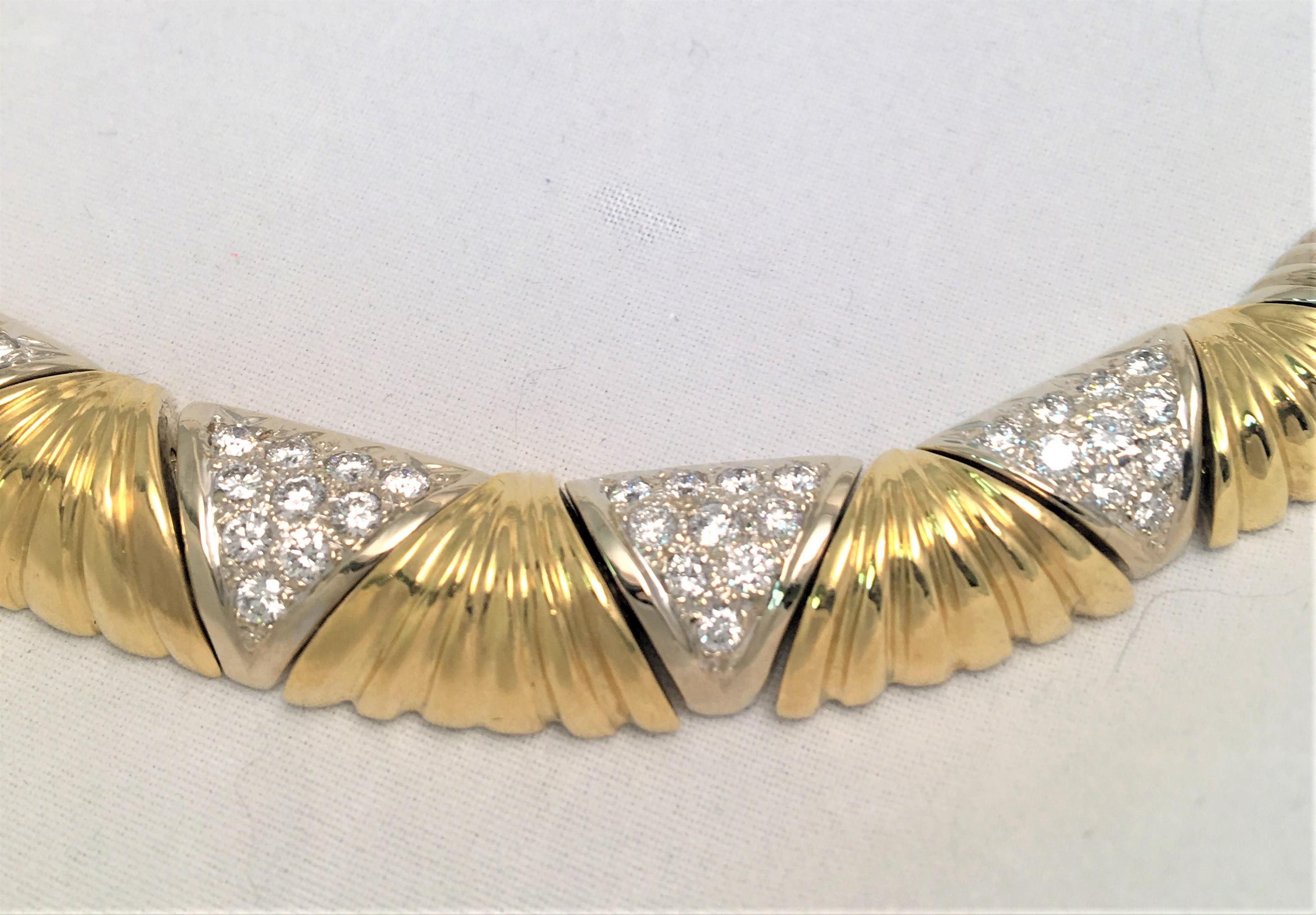 Diese Halskette ist einfach fabelhaft!  
Designer Sal Praschnik
18 Karat Gelb- und Weißgold, mit einem Gewicht von ca. 75dwt
55 rechteckige Stücke abwechselnd aus 18k Weiß- und 18k Gelbgold
Sechs Rechtecke aus Weißgold mit jeweils 10 runden