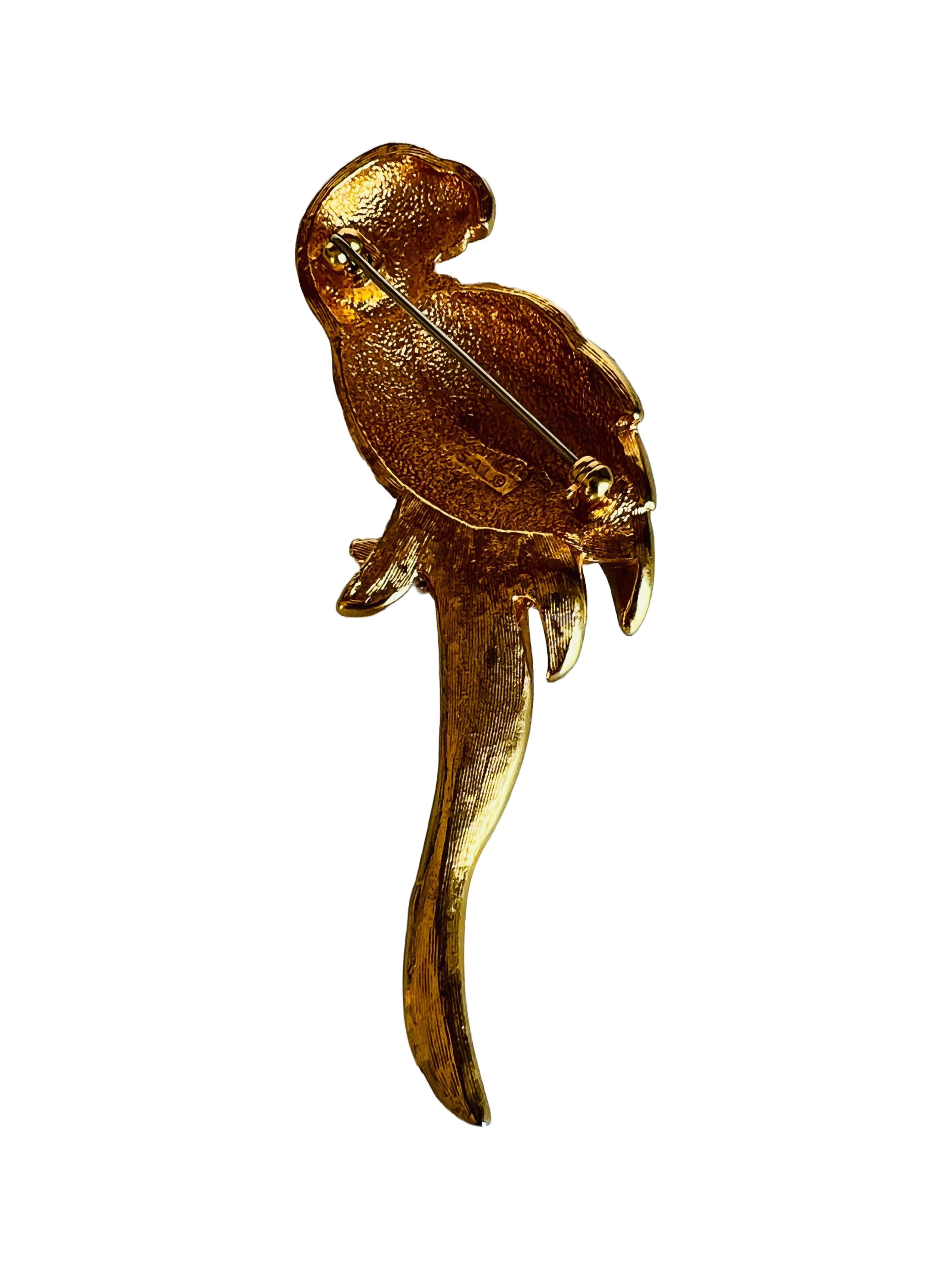 Moderne SAL Swarovski, broche figurative oiseau perroquet en émail et strass rouge bleu vert