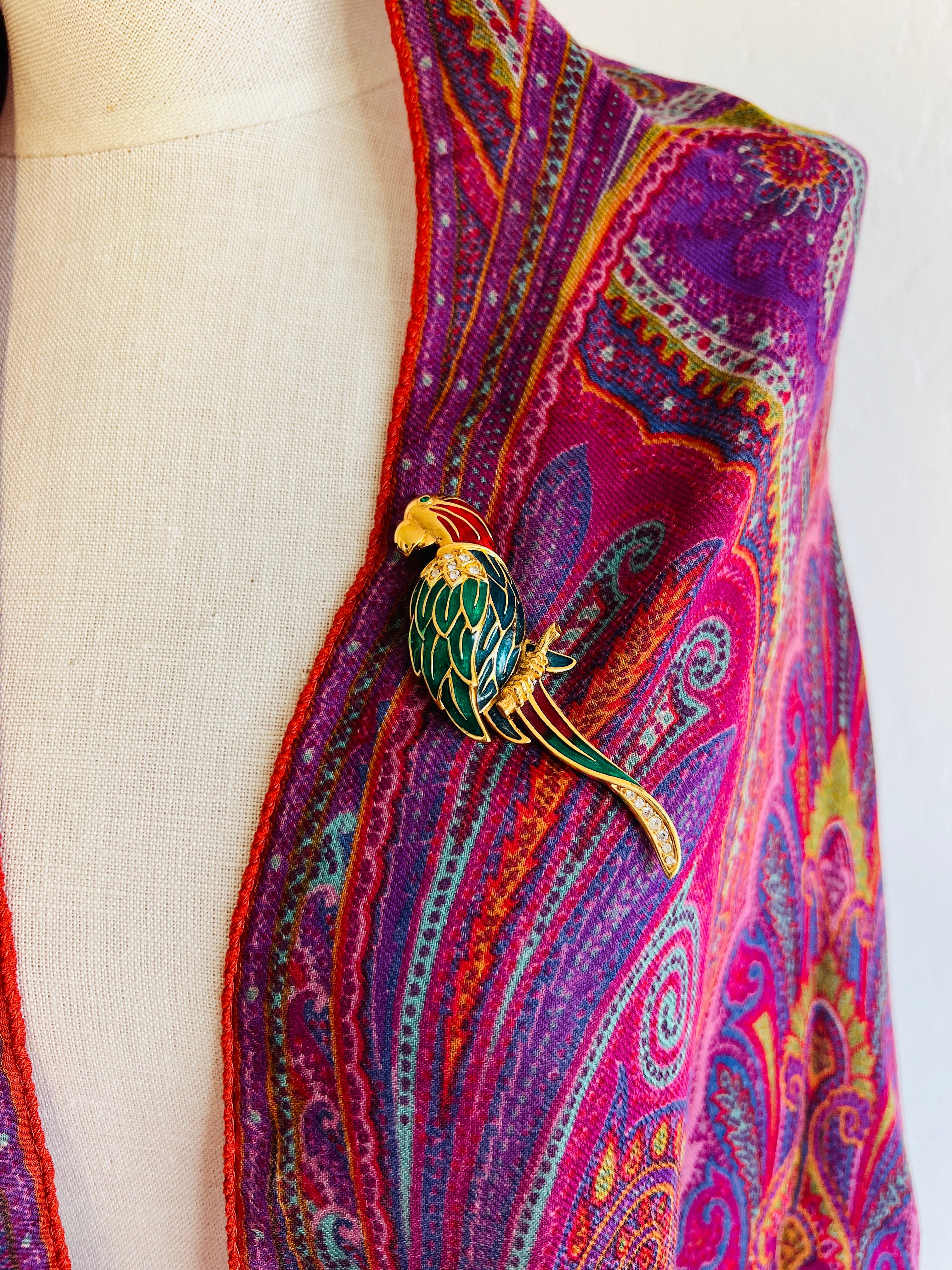 SAL Swarovski, broche figurative oiseau perroquet en émail et strass rouge bleu vert Bon état à Sausalito, CA