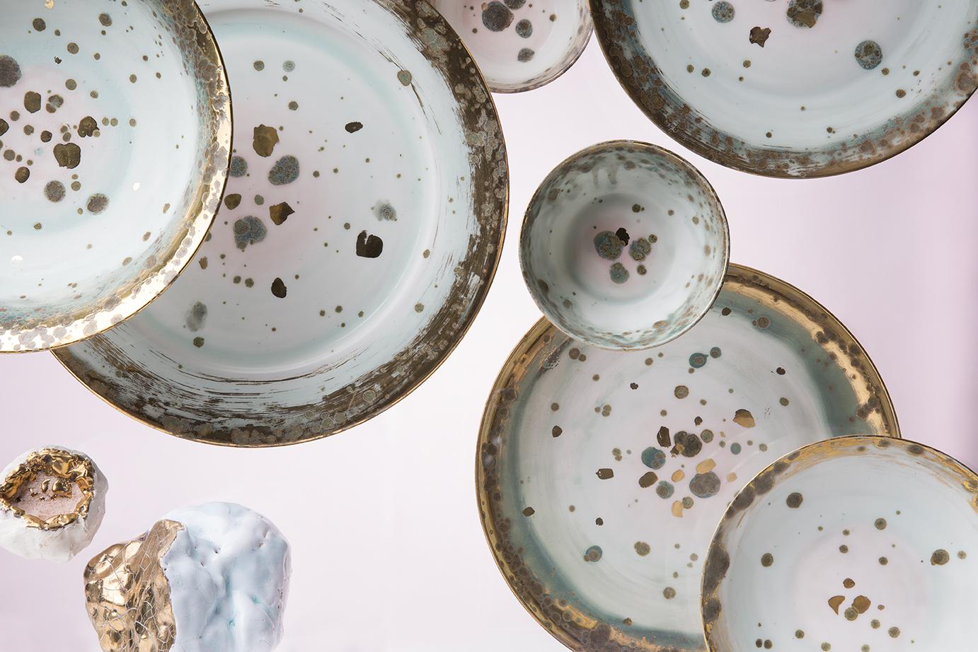 Pintada a mano en Italia con la mejor porcelana, esta Ensaladera Miguel Ángel es material y terrosa, como la obra del gran Maestro del Renacimiento. Transmite belleza y elegancia clásicas. El tono verde esmaltado se desvanece a medida que se aleja
