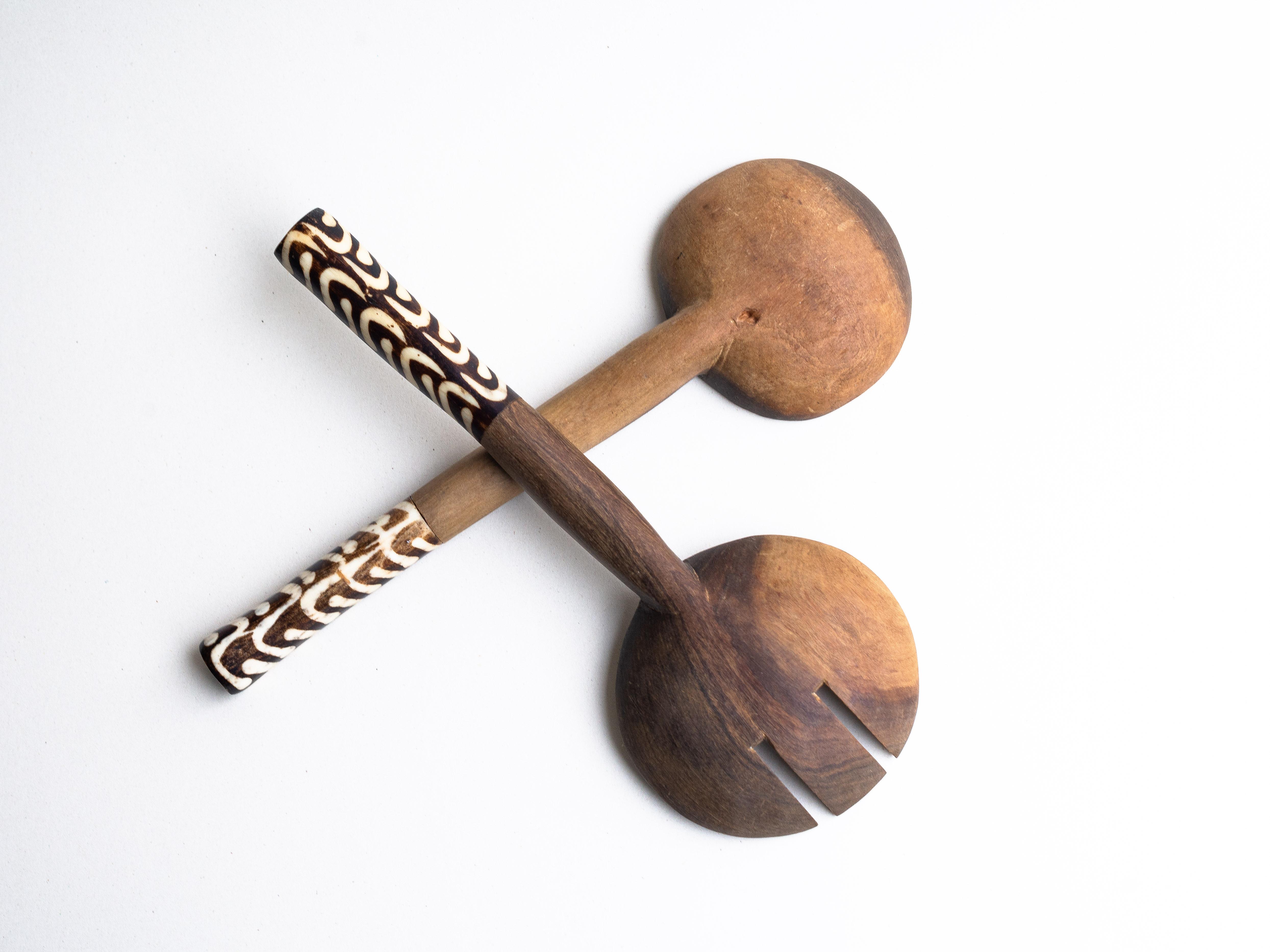 Servidores de Ensalada, Madera de Olivo Tallada y Hueso, Kenia finales del siglo XX en venta