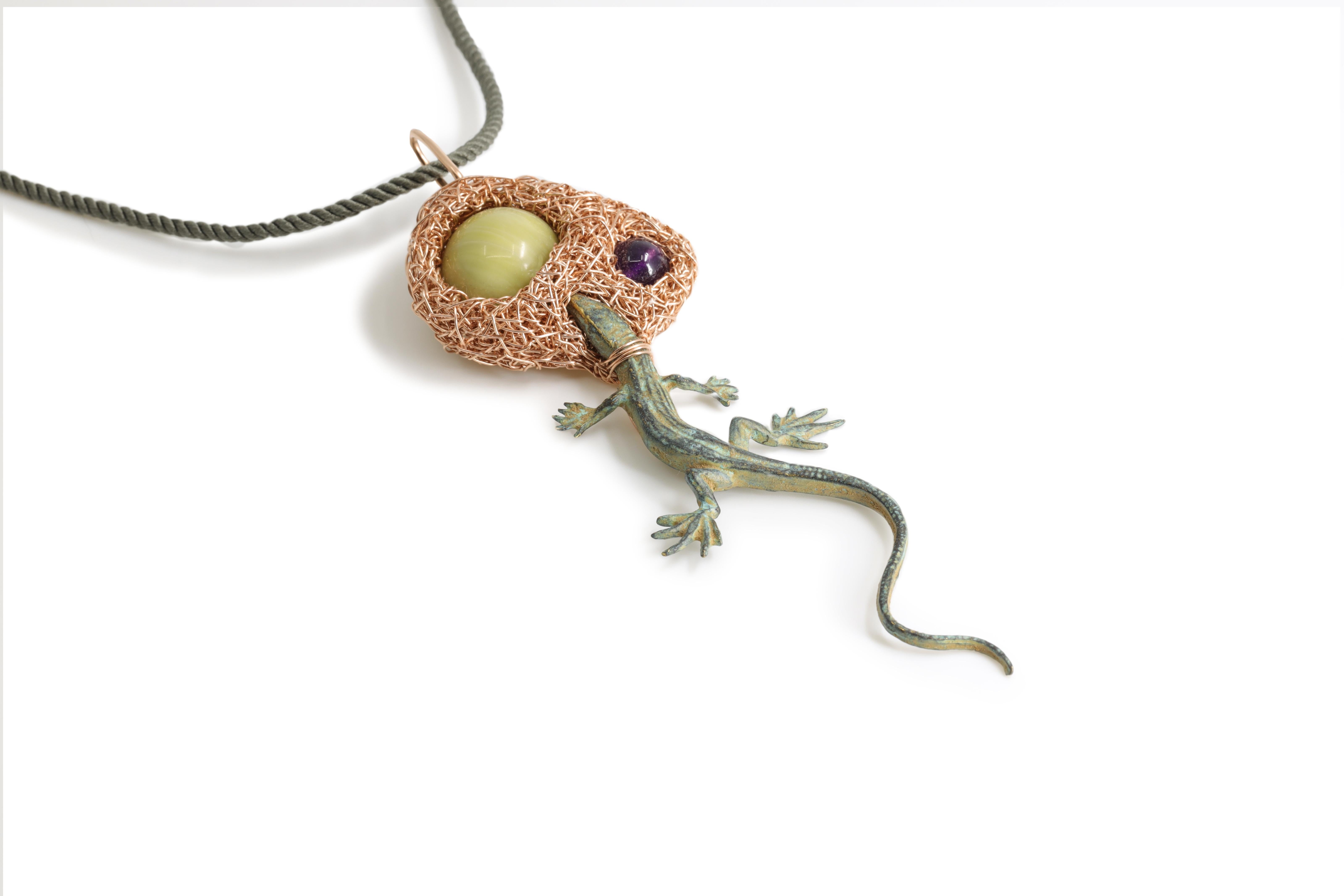 Contemporain Pendentif Salamander Jewel unique en son genre pierre semi-précieuse en or rose en vente