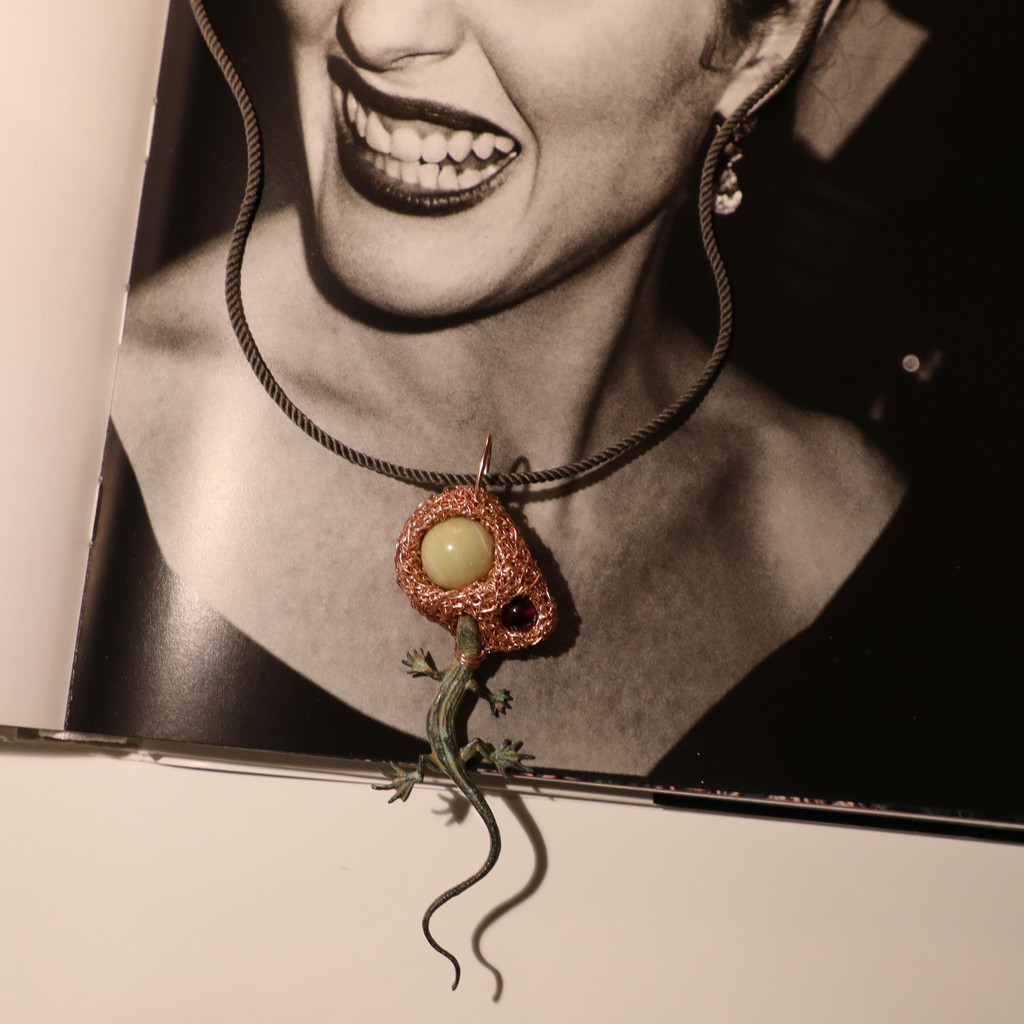 Pendentif Salamander Jewel unique en son genre pierre semi-précieuse en or rose Neuf - En vente à Engelberg, CH