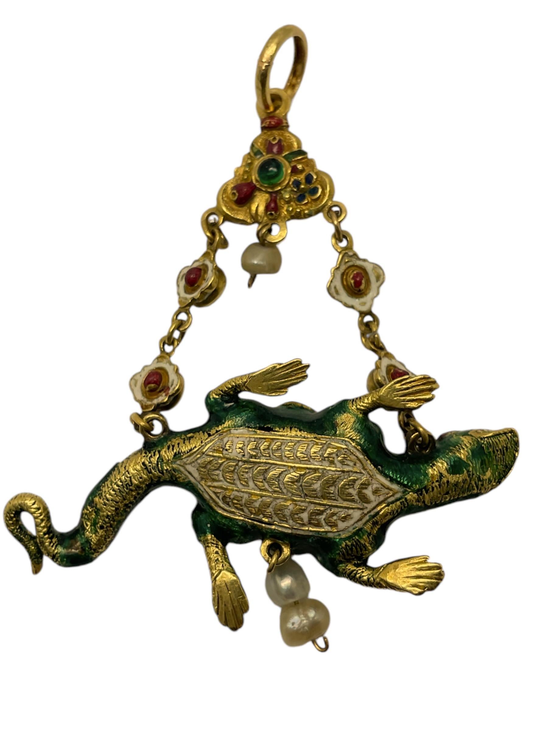 Il suo ex voto devozionale pinjante di origine spagnola, di fabbricazione canaria. 

Il pezzo rappresenta una salamandra realizzata in oro massiccio, riccamente ornata di smeraldi, rubini, smalti colorati e perle. Il corpo del rettile è ricoperto di