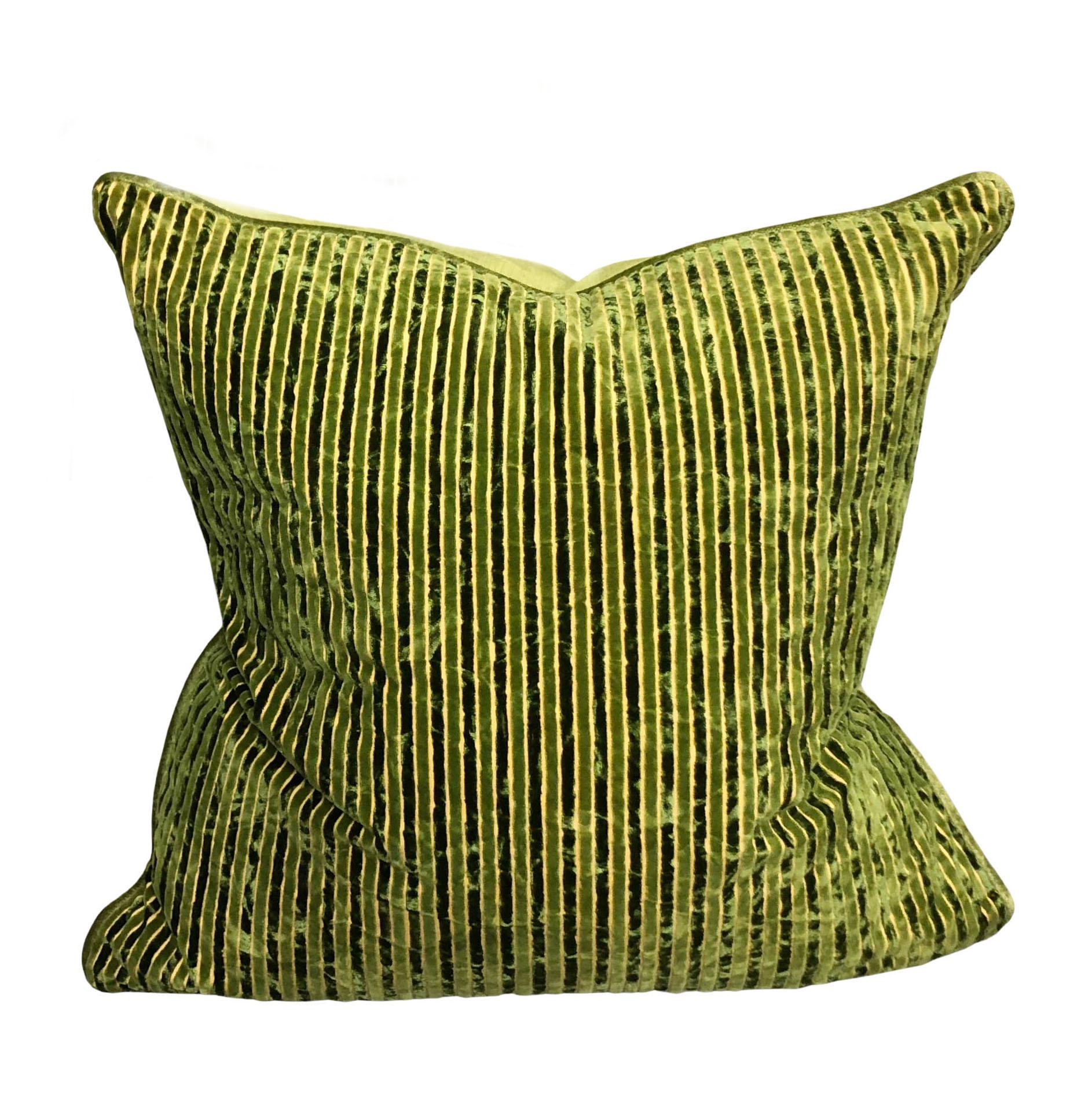 Une paire de coussins en velours de soie Salamandré avec des rayures vertes alternées sur le devant et un dos vert uni. Garnissage en plumes et en duvet. Les coussins ont été fabriqués avec du tissu vintage des années 1970.
