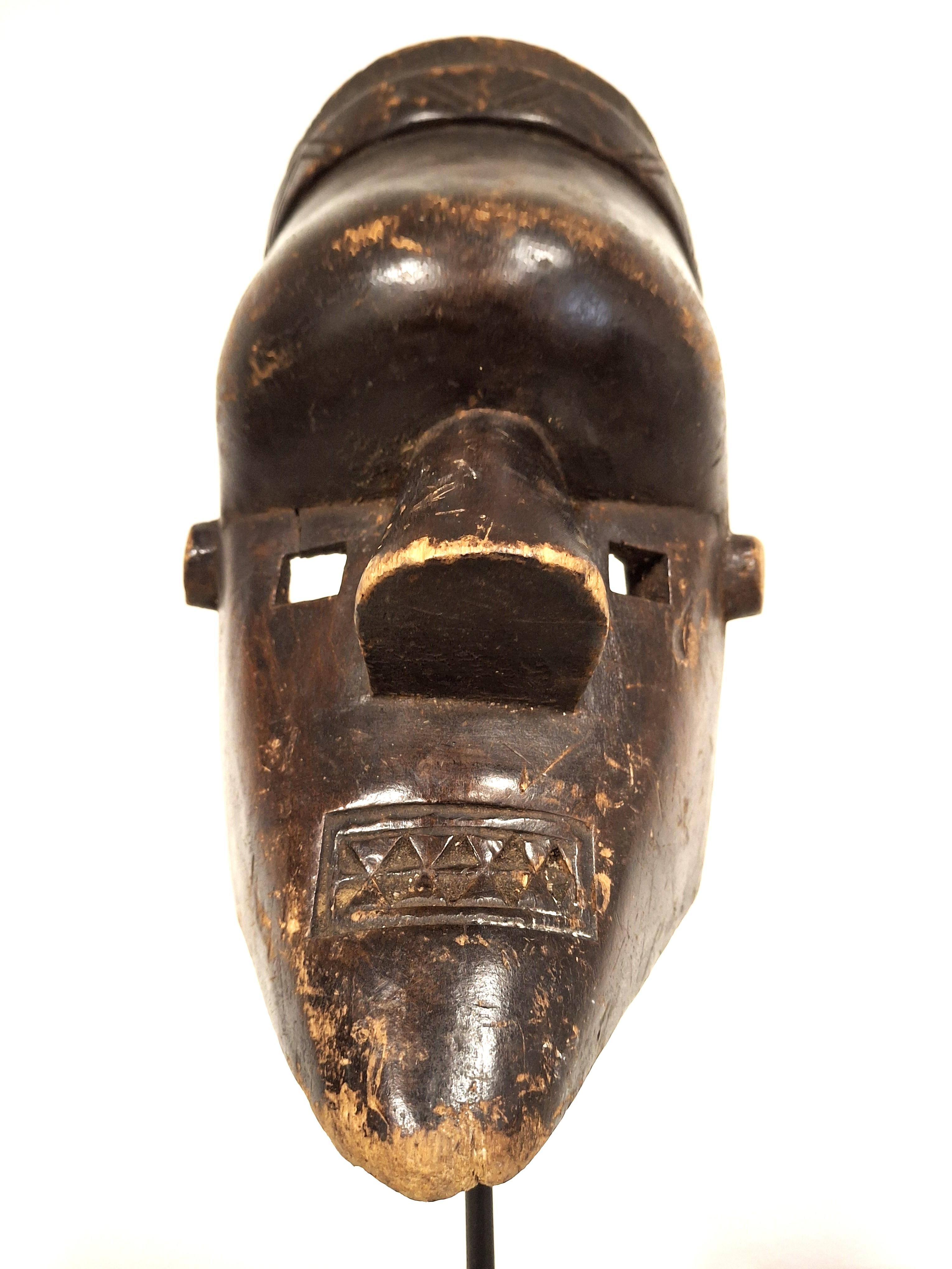 Máscara Salampasu - RD Congo - Mediados Siglo XX - Arte Tribal Africano en venta 4