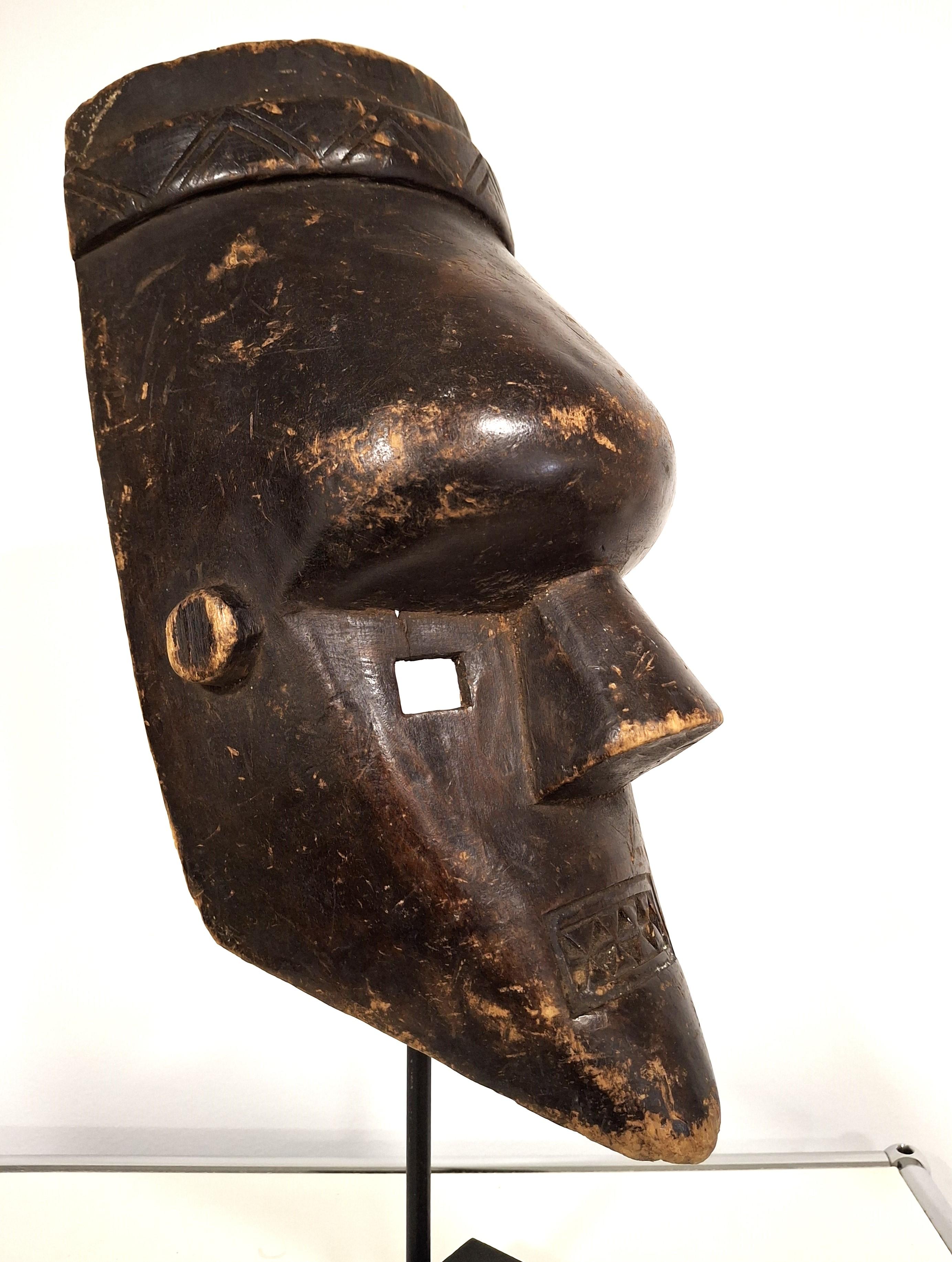 Máscara Salampasu - RD Congo - Mediados Siglo XX - Arte Tribal Africano en venta 1