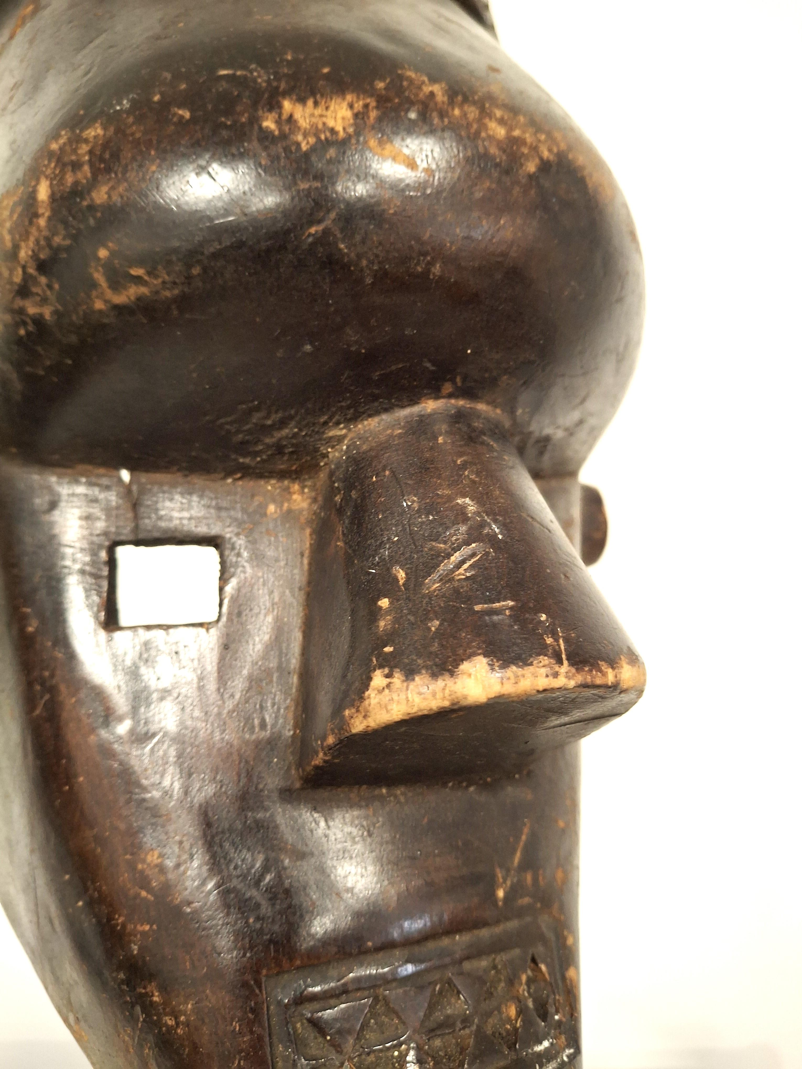 Máscara Salampasu - RD Congo - Mediados Siglo XX - Arte Tribal Africano en venta 2