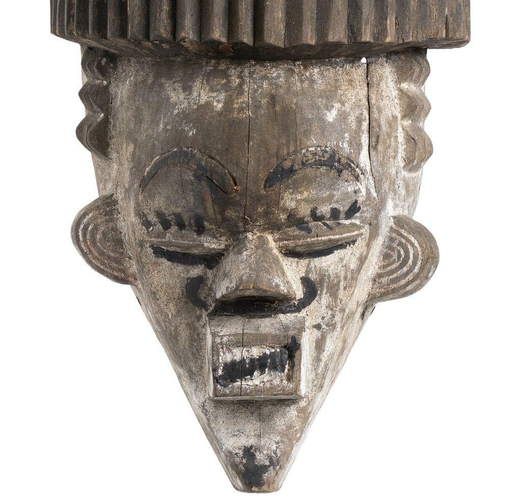 Salampasu painted wood mask is a contemporary African wooden art piece, realized in Democratic Republic of Congo. 

In good condition, except for visible signs of aging.

Provenance: Italian private collection.

This African artwork could give