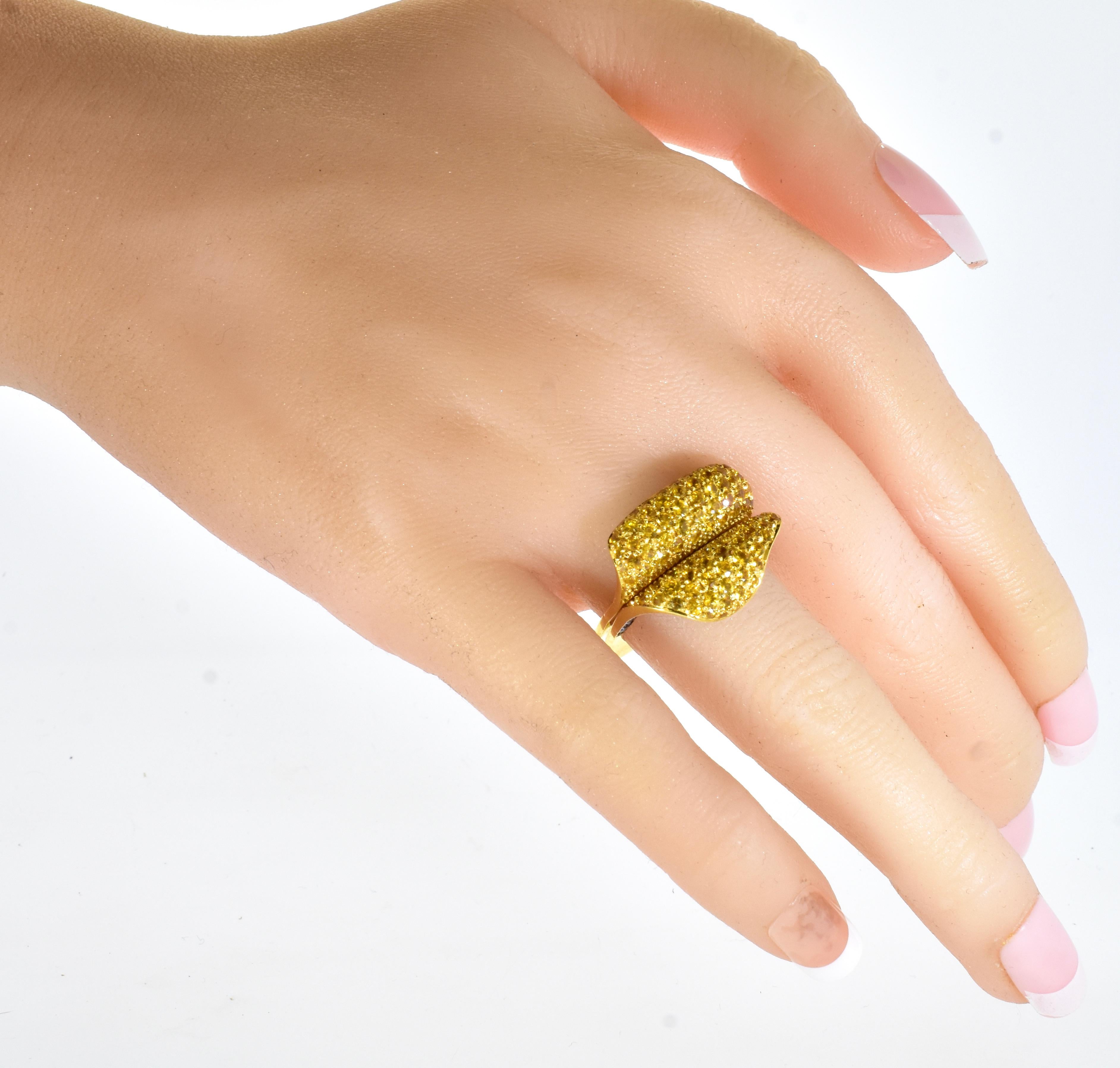 Women's or Men's Salavetti Blue and Yellow Natural Sapphire Unusual 18K Ring For Sale