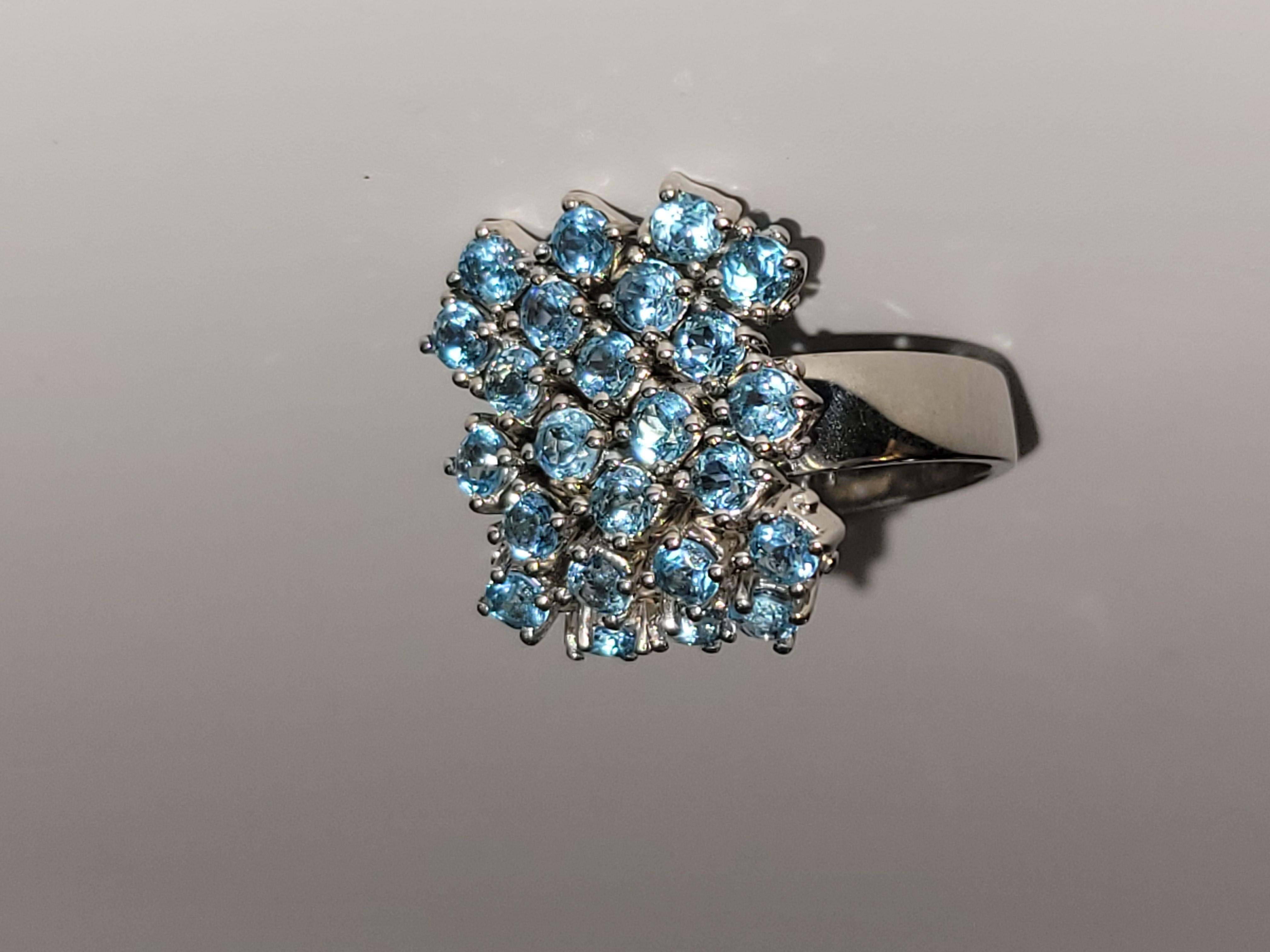 Salavetti  blue topaz ring 18ct   size 6.75 In Excellent Condition For Sale In New York, NY