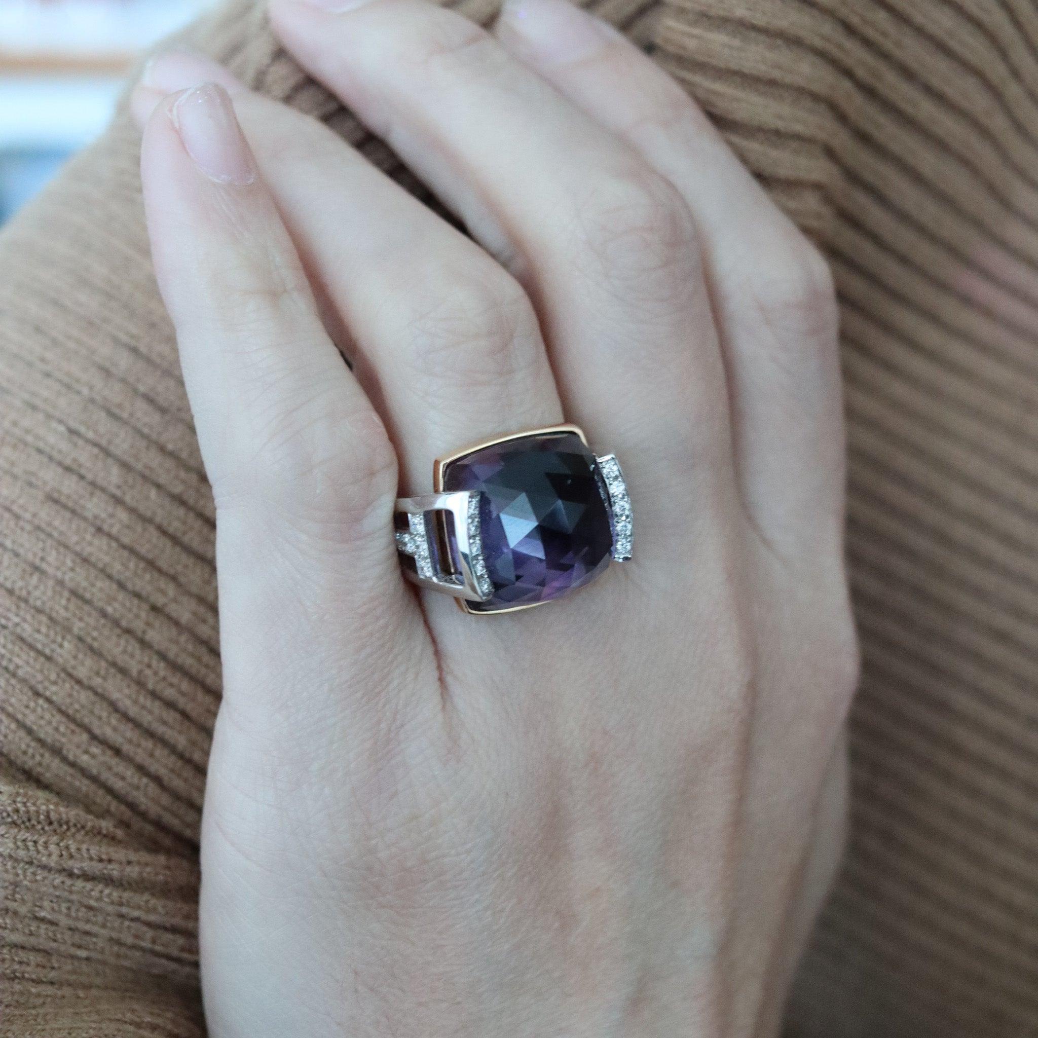 Une bague de cocktail conçue par Salavetti.

Il s'agit d'une bague de cocktail moderniste créée à Milan en Italie par la maison de joaillerie Salavetti. Cette bague de cocktail a été soigneusement réalisée en or blanc massif de 18 carats, avec des