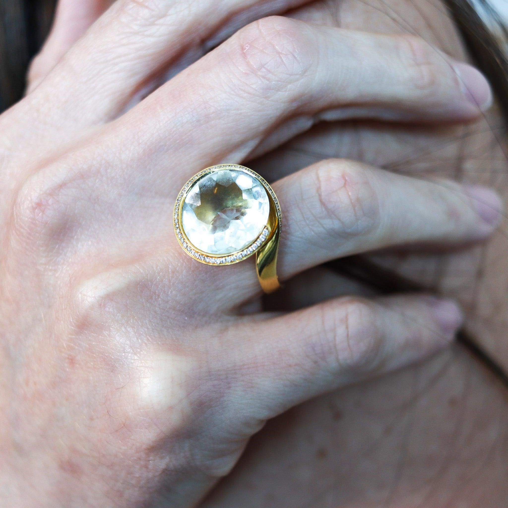 Ein Cocktailring, entworfen von Salavetti-Milano.

Ein aerodynamischer Cocktailring, der in Mailand, Italien, vom Schmuckhaus Salavetti entworfen wurde. Dieser schöne Ring wurde mit modernen Mustern in massivem 18-karätigem Gelbgold mit