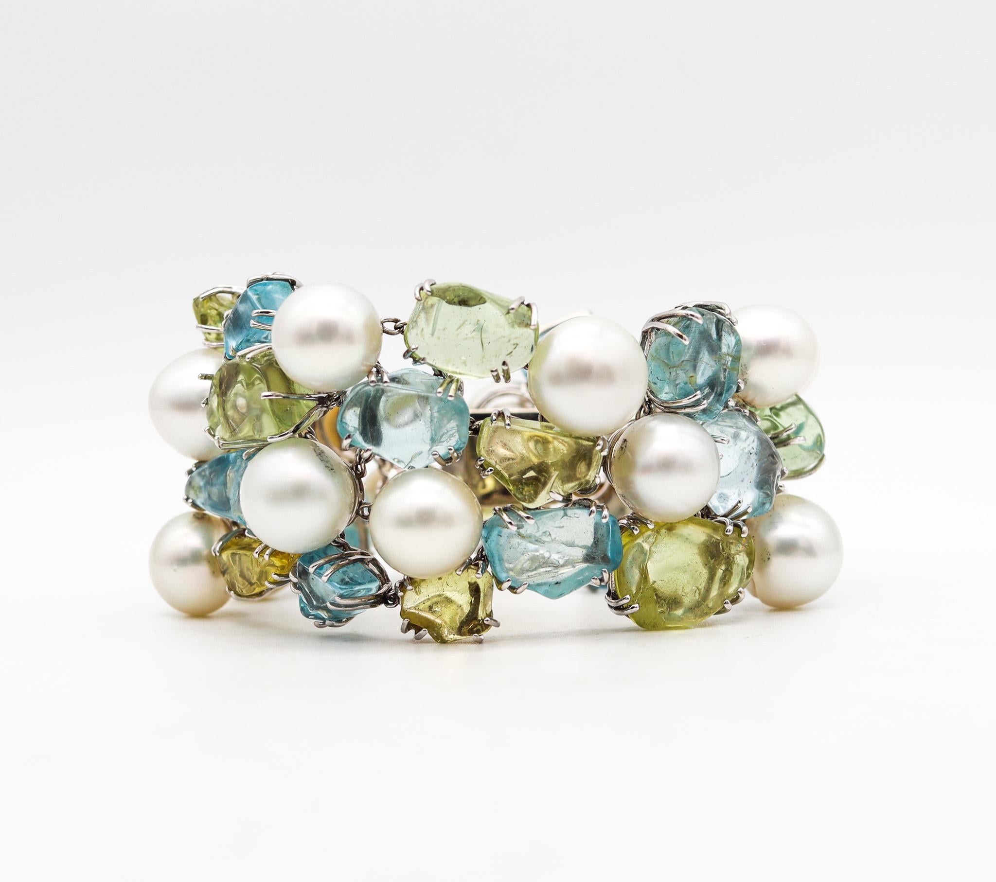 Pearls and gem bracelet designed by Salavetti Milano.

An statement large bracelet with south sea pearls, aquamarines and green beryl, created in Milano Italy by the jewelry house of Salavetti. Crafted with exceptional details having a huge massive