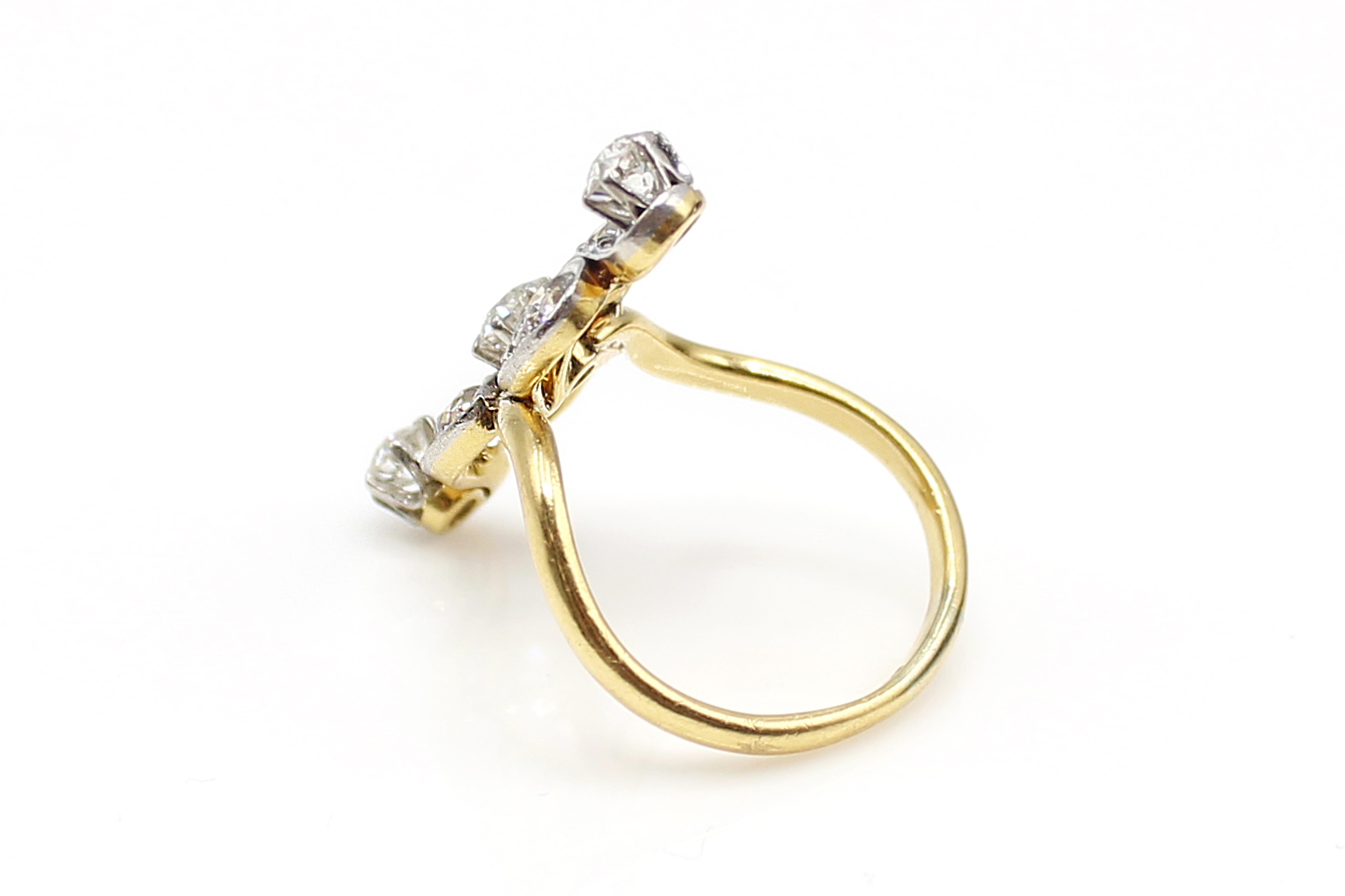 Wunderschöner Belle-Epoque-Ring aus Platin mit Diamanten und Schnecken aus der Zeit um 1890. Die 7 strahlend weißen und funkelnden Diamanten im alteuropäischen Schliff sind in Platin gefasst, während die Galerie und der Schaft aus 18 Karat Gelbgold