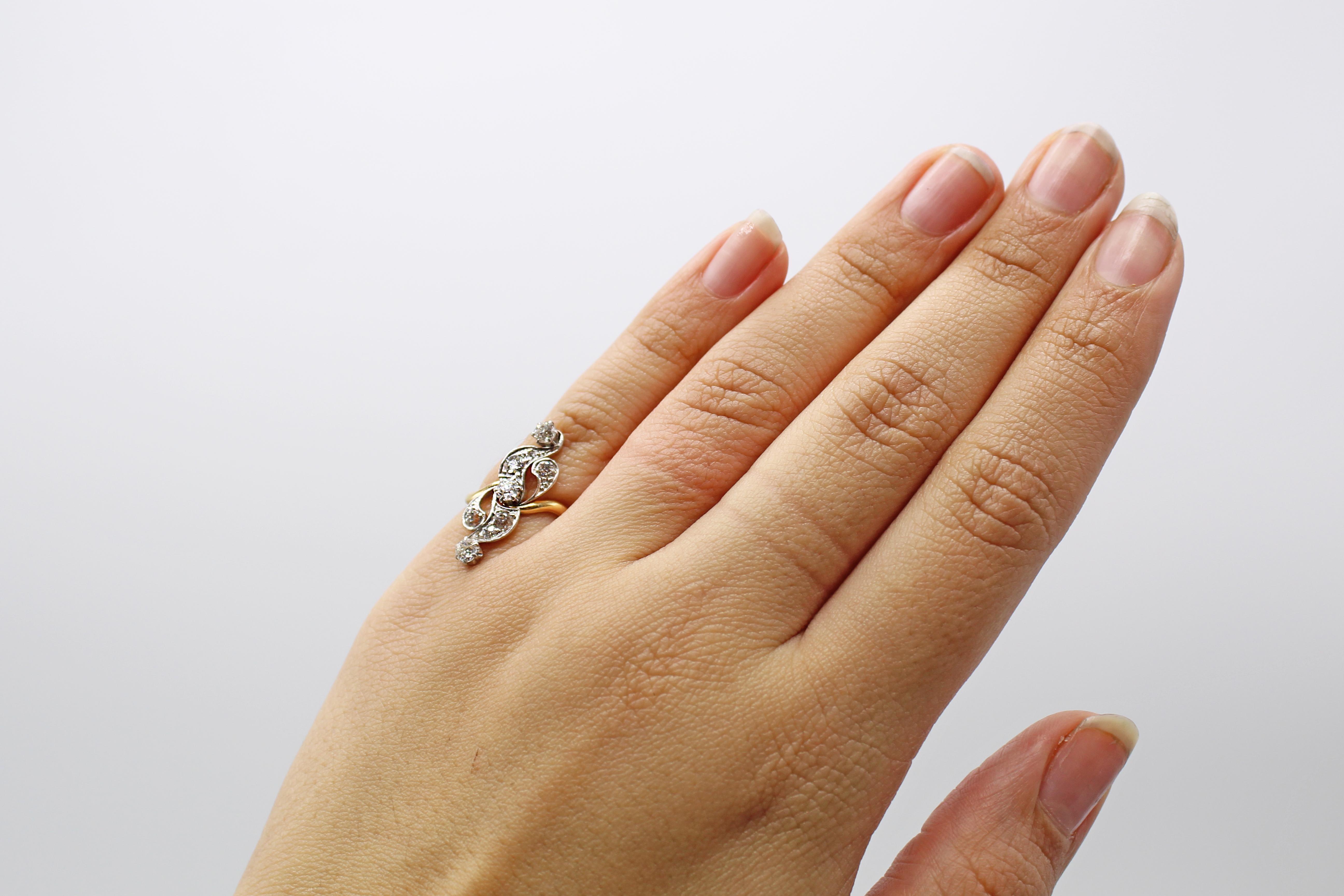 Belle Époque Diamant Platin auf Gold Scroll Ring im Zustand „Hervorragend“ im Angebot in New York, NY