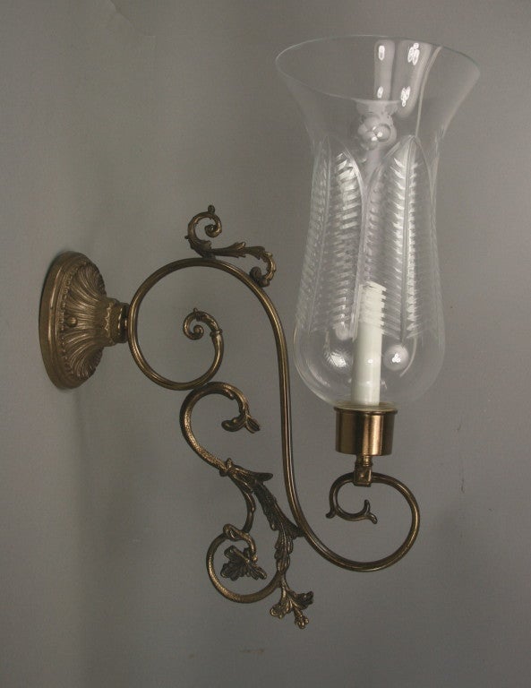 1-4004  Paire de lampes anciennes aux bras finement ornés de volutes et supportant un large abat-jour en verre taillé.
Nouveau câblage
Accepte une ampoule de 60 watts de type candélabre.

 