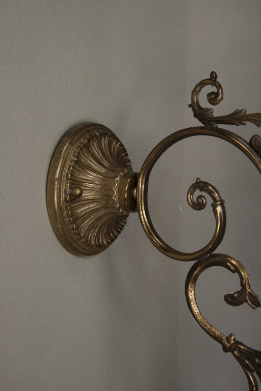 Ancienne paire d'appliques italiennes à bras en volute des années 1940 Bon état - En vente à Douglas Manor, NY