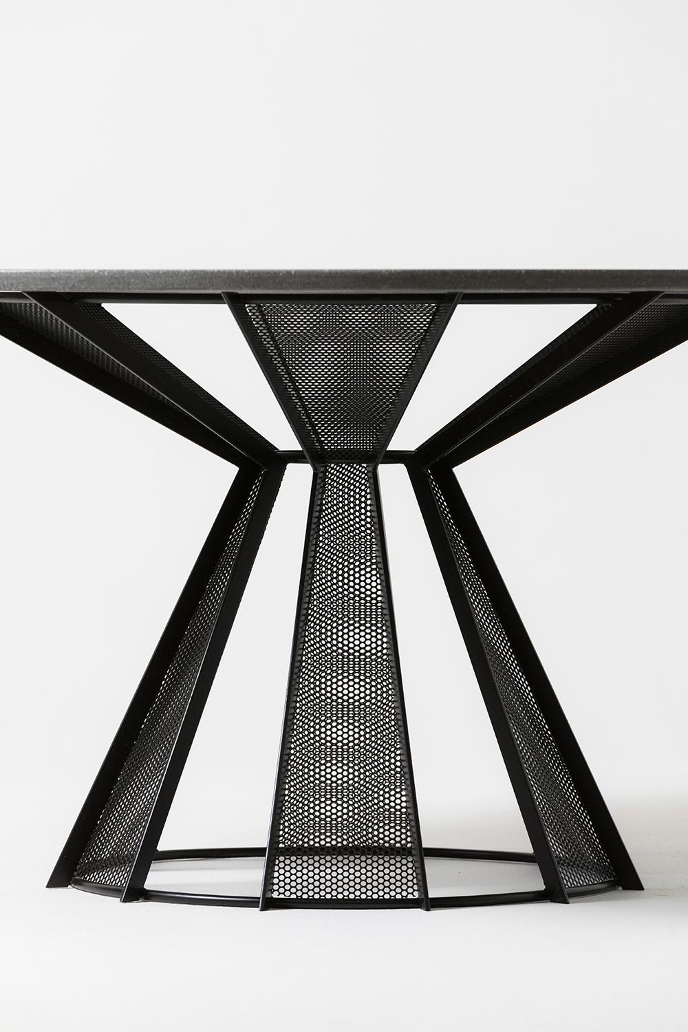 Ein schlichtes und klassisches Design, das französischen Landhausstil mit raffiniertem Industrial verbindet. Tischplatte aus Beton mit pulverbeschichtetem Stahlgestell. Für den Innen- und Außenbereich geeignet.

Dieses Stück ist jetzt im