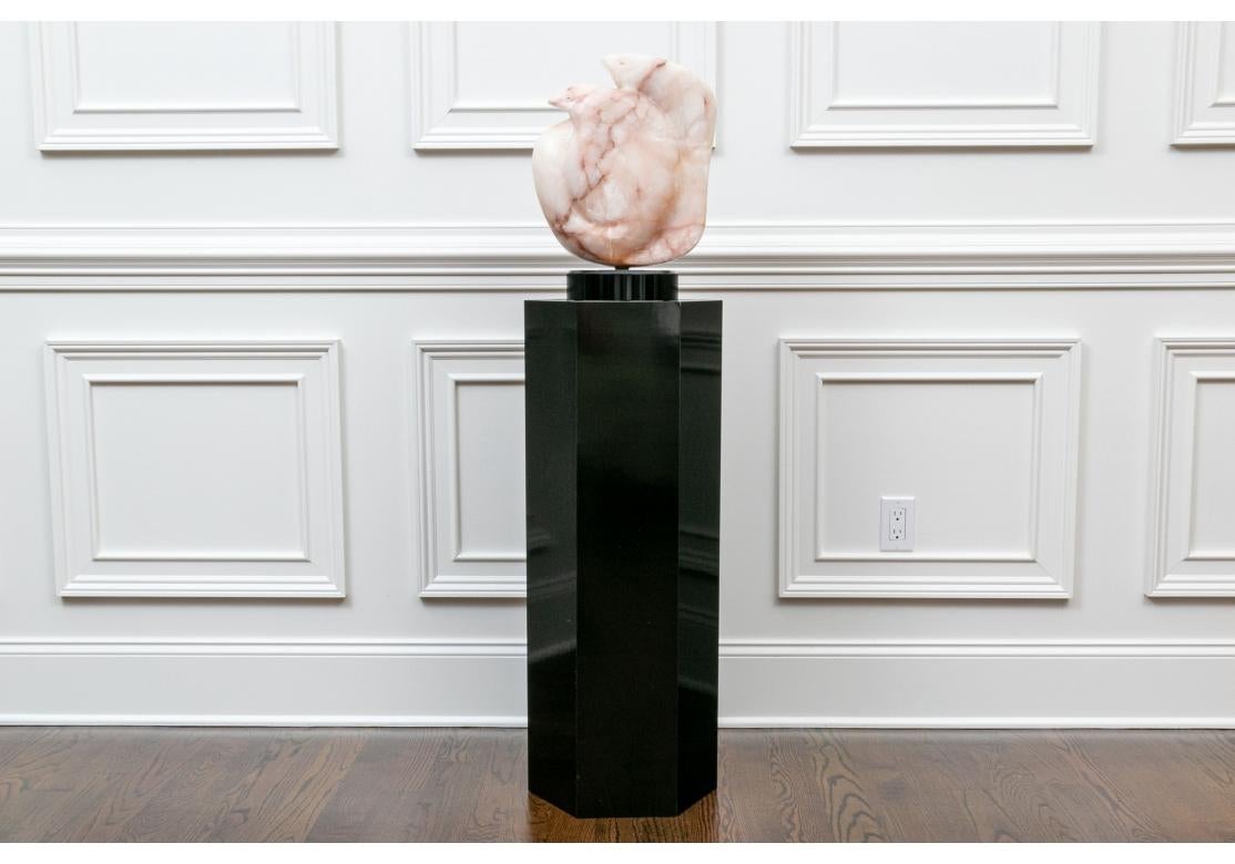 XX secolo Saleh Mouallem (Stati Uniti, 1921-2014) Scultura astratta in alabastro rosa, 
