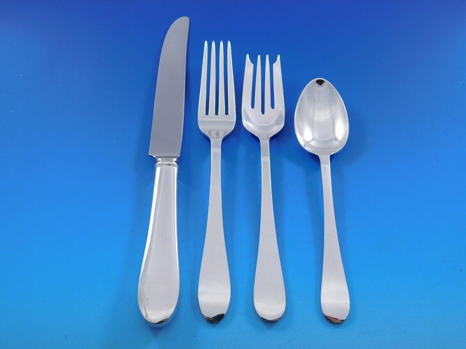 Salem by Tiffany présente une simplicité contemporaine qui met l'accent sur la beauté naturelle de l'argent sterling.

Superbe service de couverts en argent sterling Salem by Tiffany & Co. - 123 pièces. Cet ensemble comprend :

12 Couteaux réguliers