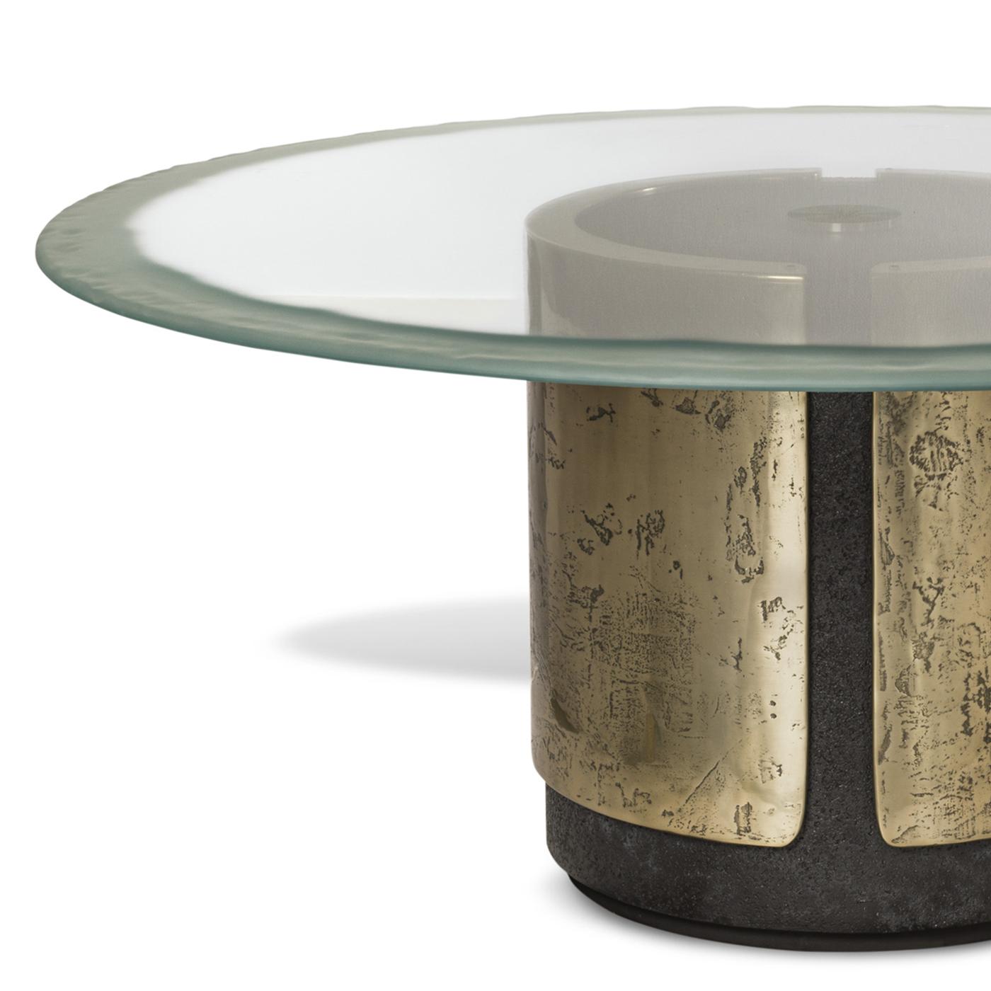 Dining table Salerne with subtle base made with central
part in concrete in black matt finish and with 2 parts in solid 
raw casted aluminium polished and lacquered in gold finish.
With CLear glass top, 19mm thickness with edge in special