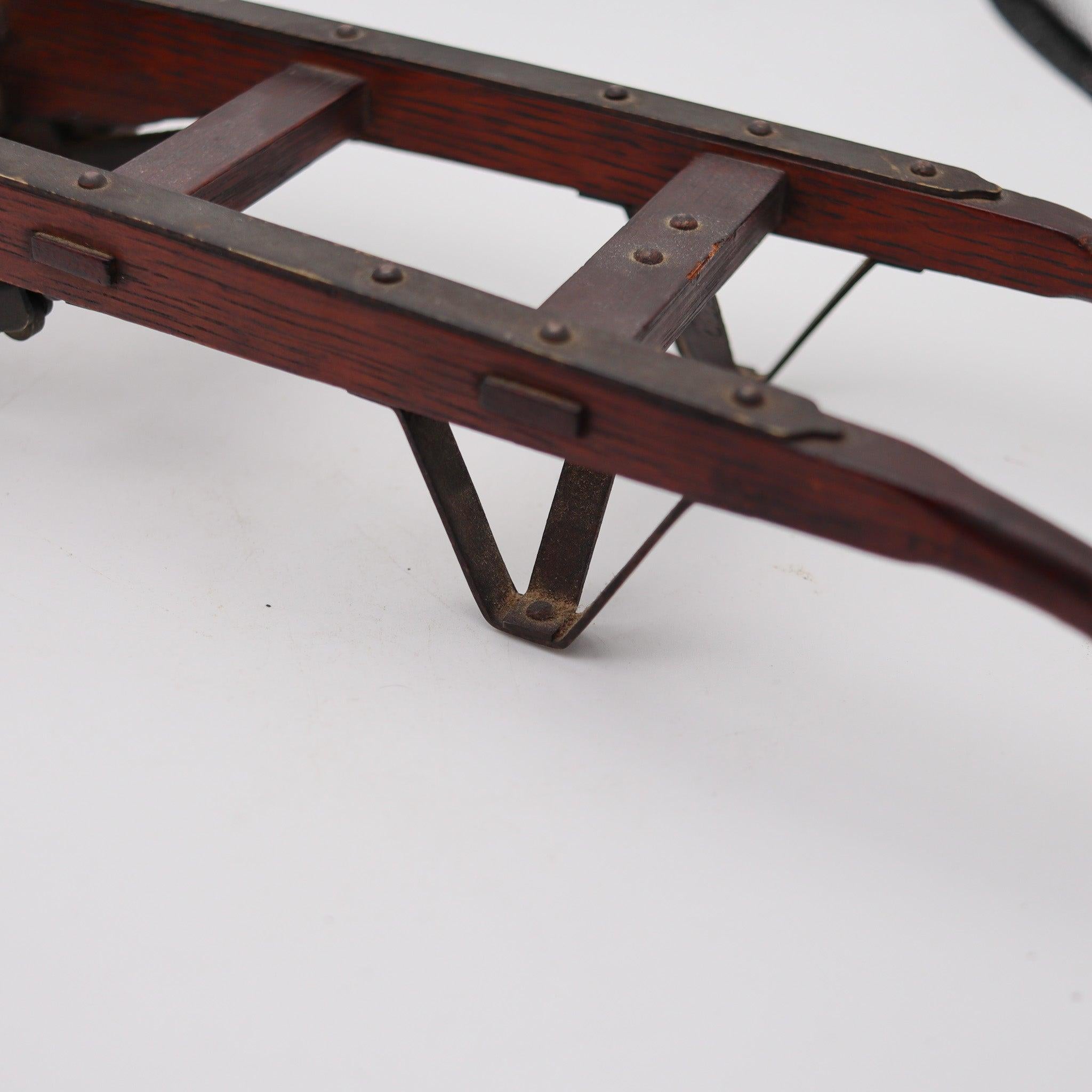 Una muestra de vendedor de finales del siglo XIX de una carretilla de movimiento manual.

Se trata de un modelo a escala en miniatura de un carro de transporte manual creado como muestra a finales del siglo XIX. Este modelo antiguo es una miniatura