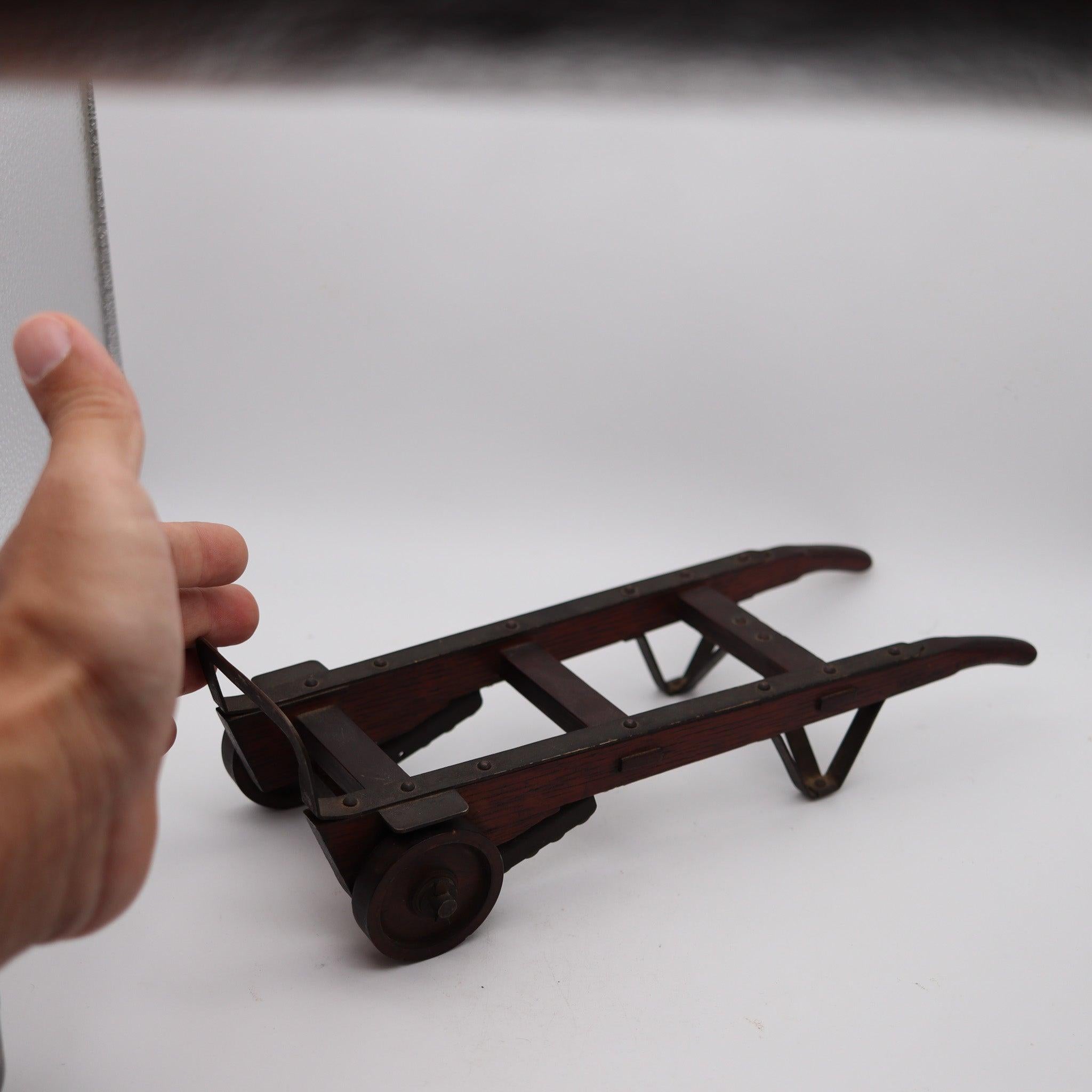 MUESTRA DE VENDEDOR 1890 Carretilla manual para mover barriles En madera de roble, hierro y cobre Industrial en venta