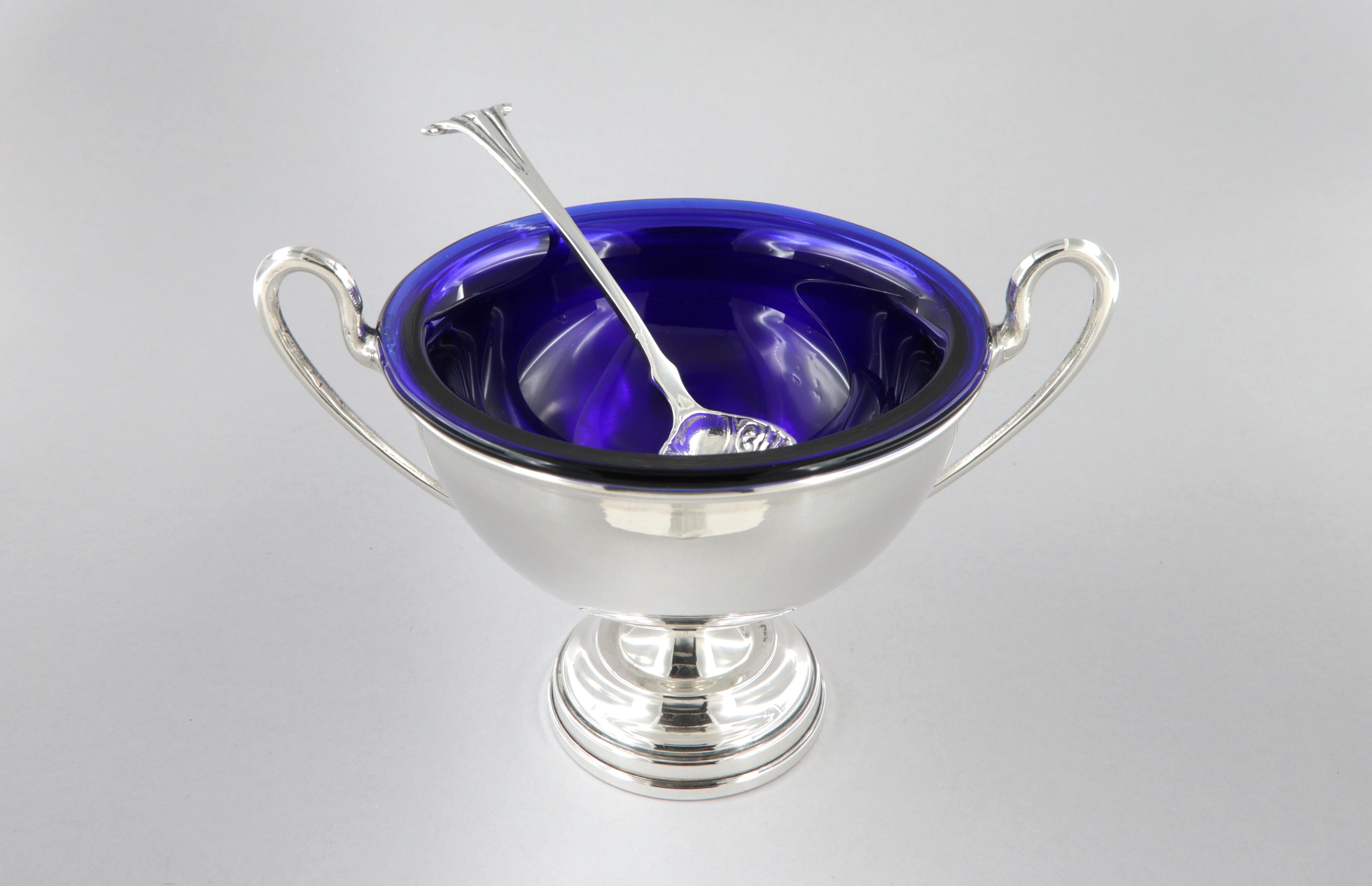 925 sterling silver and blue crystal table salt shaker with spoon
Width 11cm
Height 7cm
Total weight 192 g
Production Belfiore Florence Italy

Elegant table salt shaker with riser and handles. Cobalt blue crystal container and spoon with shell