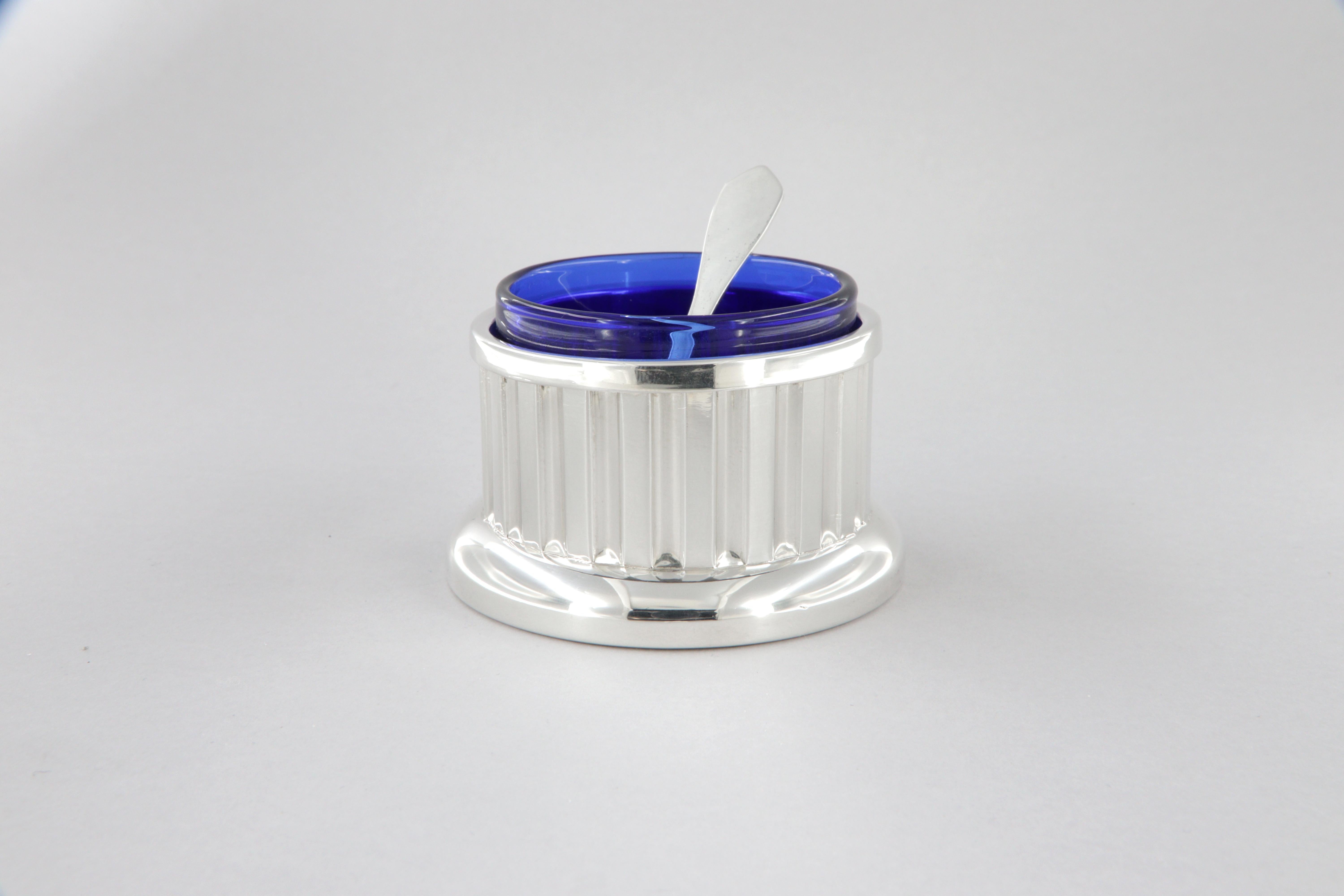 925 sterling silver and blue crystal table salt shaker with spoon
Diameter 6,4cm
Height 4 cm
Total weight 91 g
Production Belfiore Florence Italy

Elegant table salt shaker with fluted column decoration. Cobalt blue crystal container and small