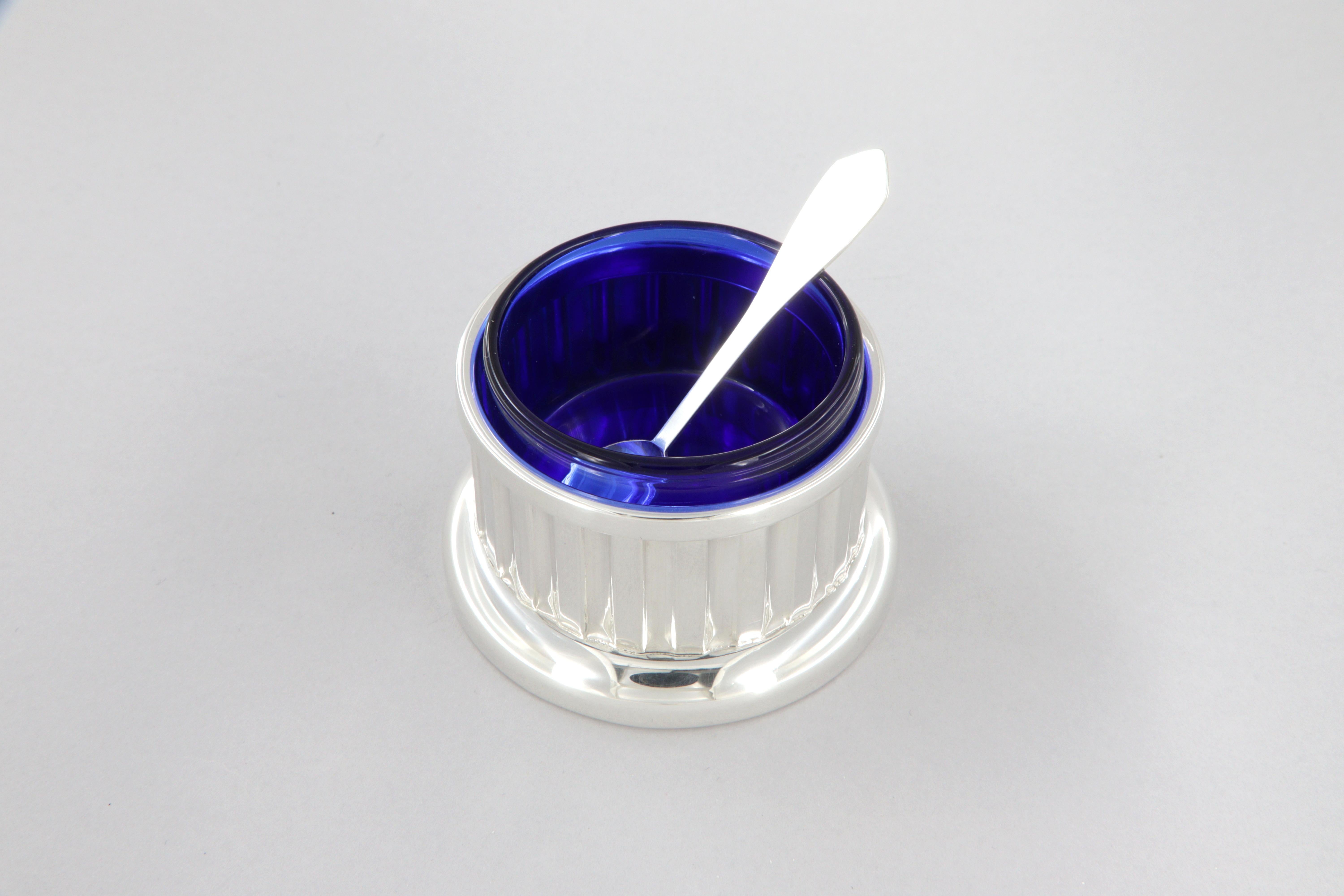 Neoclassical 925 sterling silver and blue crystal table salt shaker with spoon For Sale