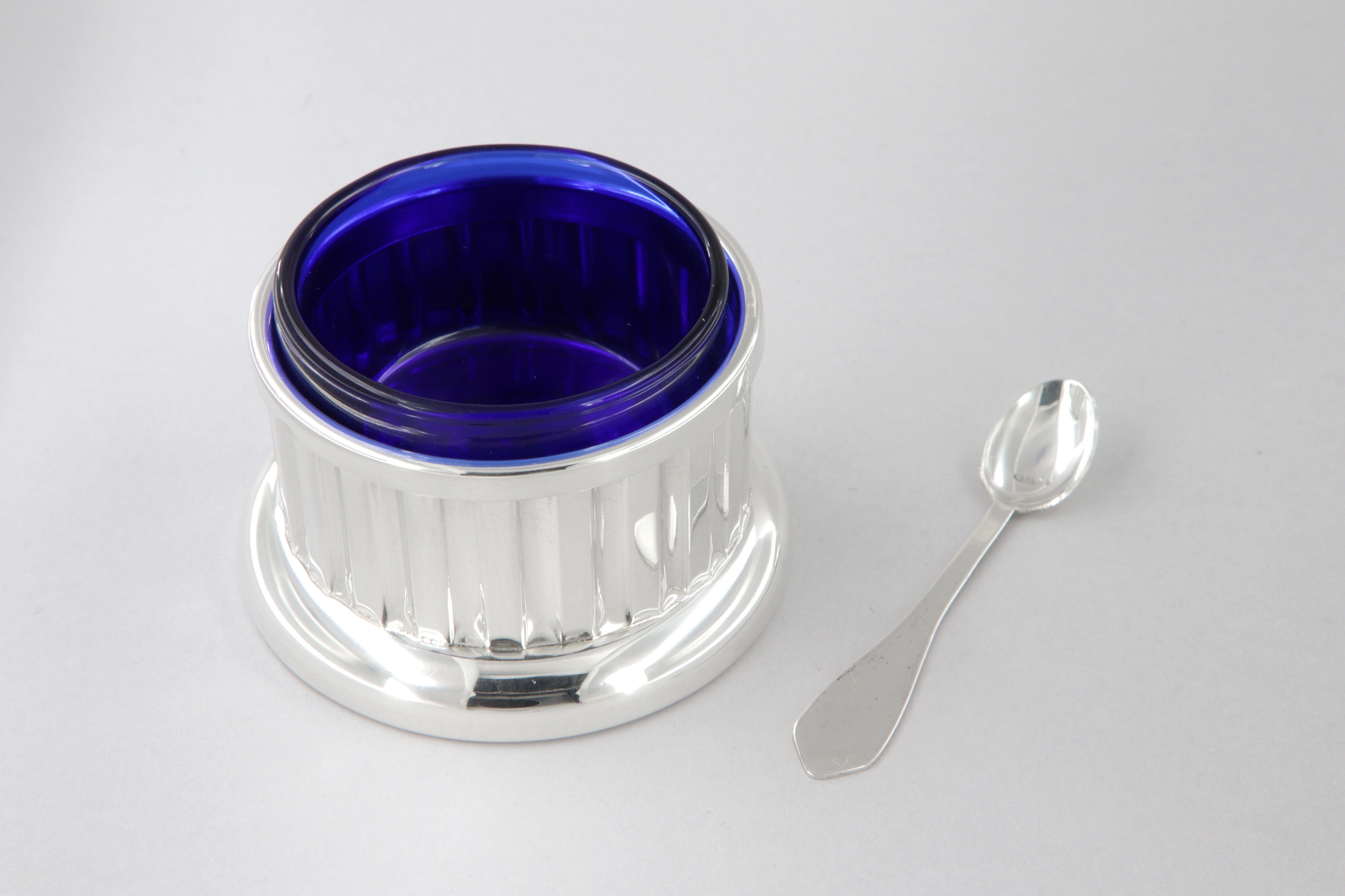 925 sterling silver and blue crystal table salt shaker with spoon In New Condition For Sale In Perugia, IT