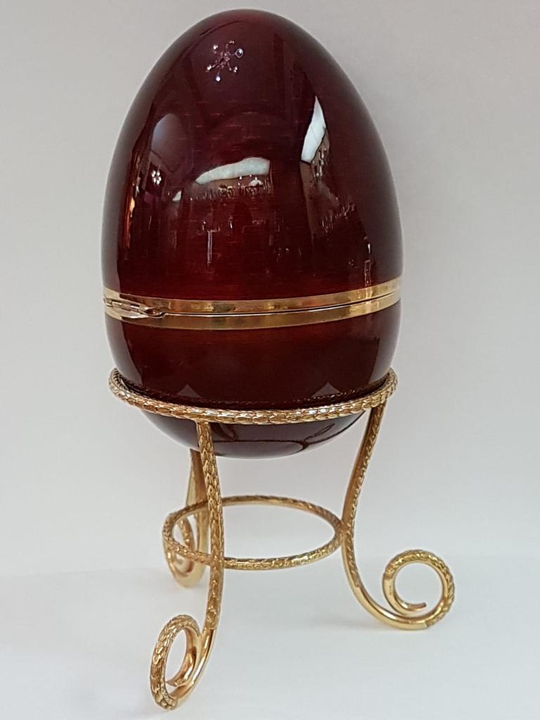 Collectible objet d’art. Decorative egg with photo holder inside sterling silver gold-plated with translucent fire enamels on guilloche, with an engraved tripod in silver gold plated. Made in Italy and handmade by Salimbeni factory in