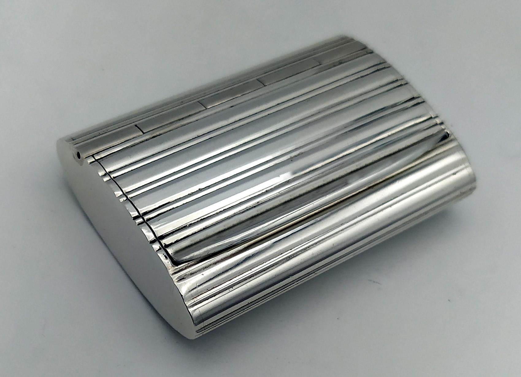
Pastillero Salimbeni de Plata de ley 925/1000, de sección oval con tapa con bisagra perdida, es decir, semi-invisible.

El Pastillero Salimbeni tiene guilloches con rayas de estilo Art Déco de principios del siglo XX.

Pastillero Salimbeni Mide 5 x