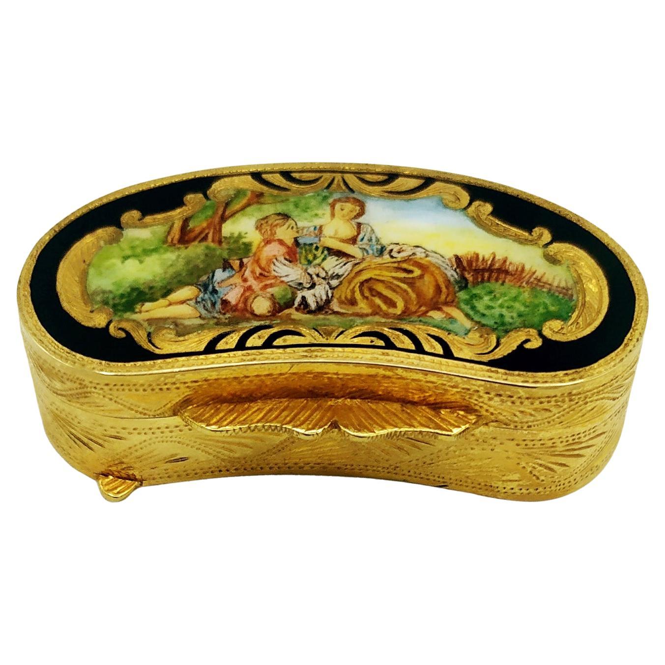 Pièce captivante de l'artisanat Florentine, cette boîte à pilules de forme est fabriquée en argent 925/1000 doré. Elle présente une miniature minutieusement peinte à la main dans le style Louis XVI raffiné, datant de la seconde moitié du XIXe