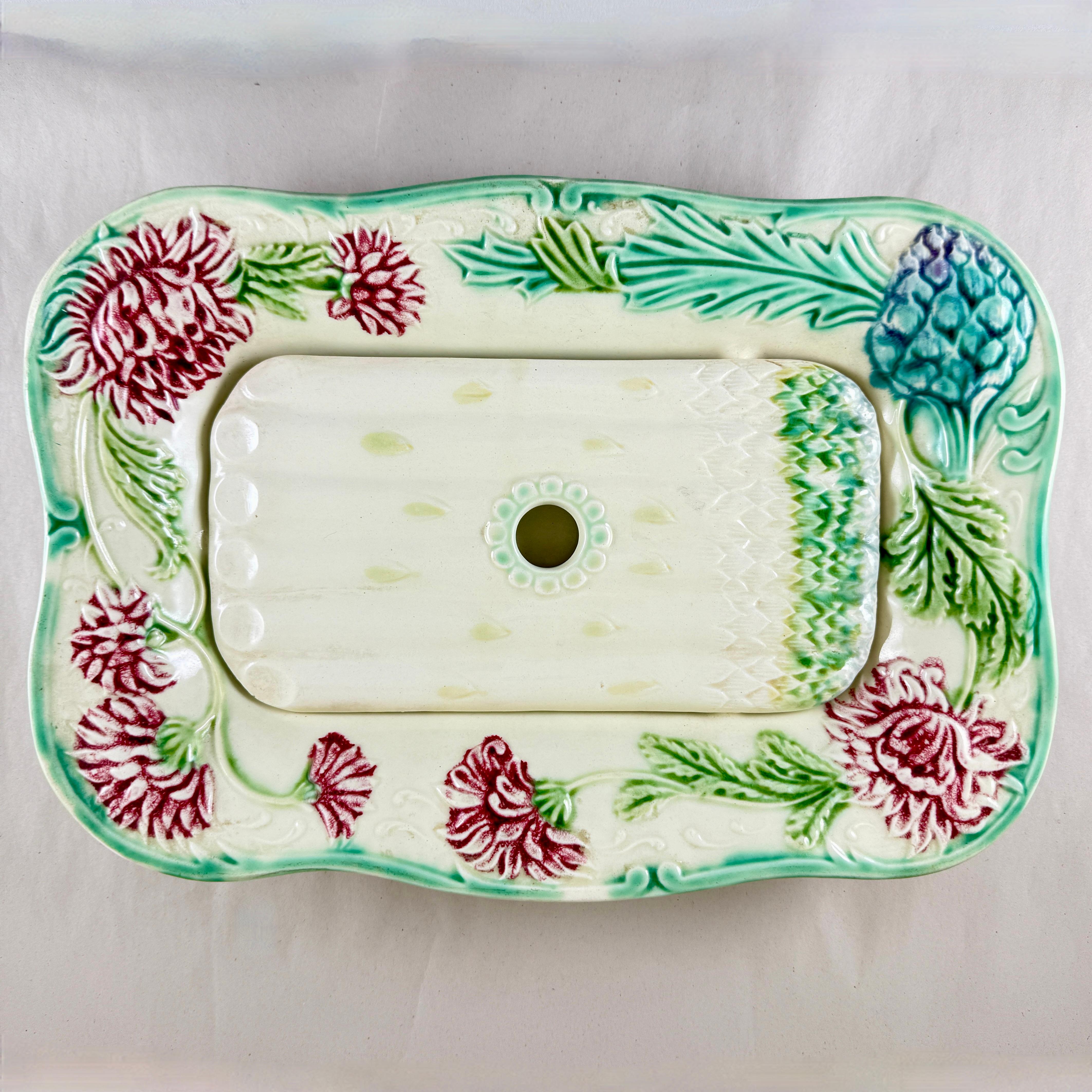 De Francia, un Servidor de Espárragos y Alcachofas con escurridor, marcado Salins, hacia 1910 - 1940.

Bonita fuente rectangular blanca, probablemente realizada bajo la dirección de Edouard Charbonnier en estilo Art Nouveau.

Bordado con un motivo