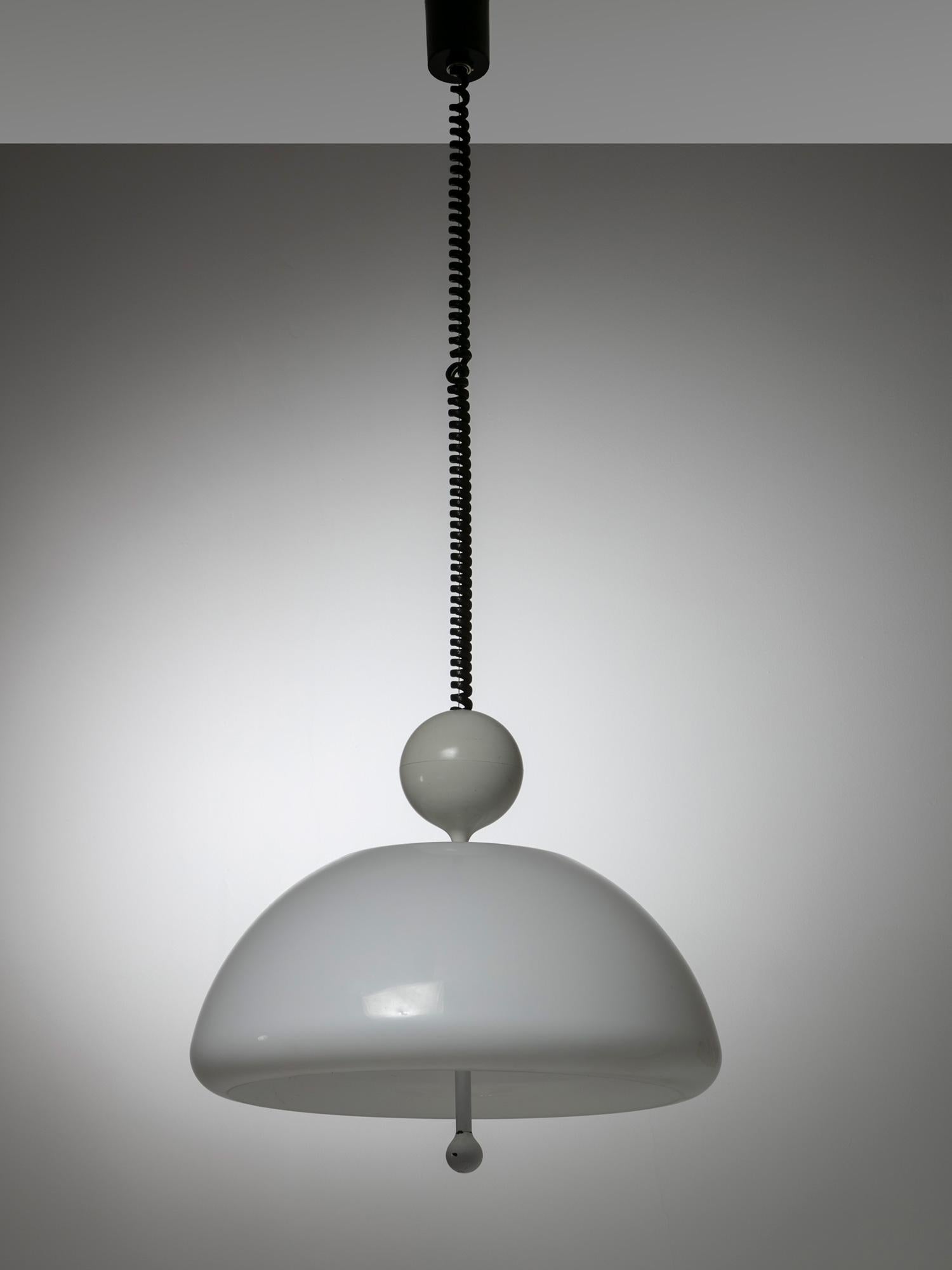 Saliscendi pendant lamp by Elio Martinelli pfr Martinelli Luce.
The latch system is hidden by the upper spherical element, giving a sinuous diffused shape.
The adjustable system is currently not working and the lamp can be restored or used with a