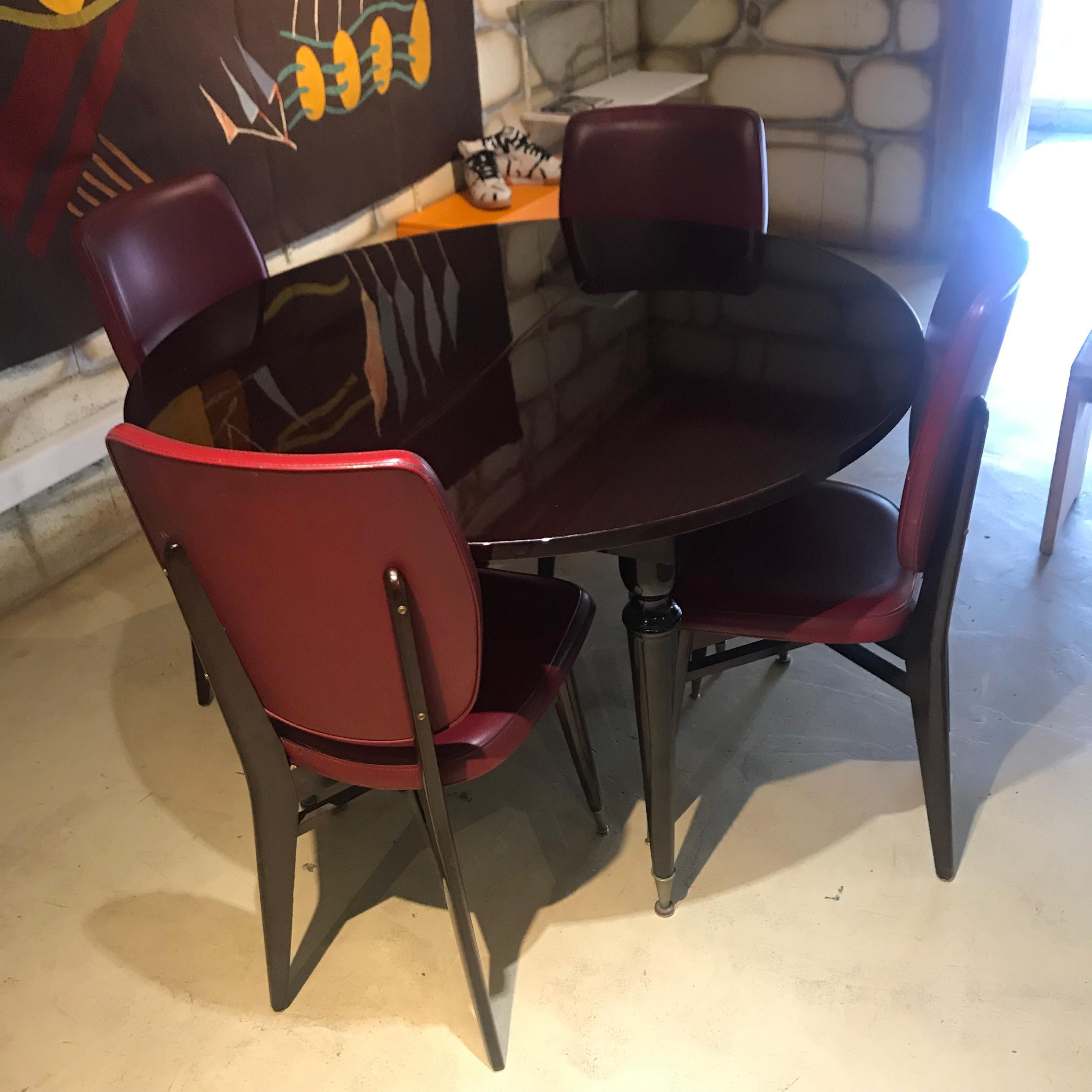 Le tout en acajou, 1 table (+ rallonge) et 4 chaises.
Table: diamètre de 110 cm et une hauteur de 74 cm
Chaise: 90 x 40 x 40
circa 1950.
Très bon état
L'ensemble à 790 €.
 