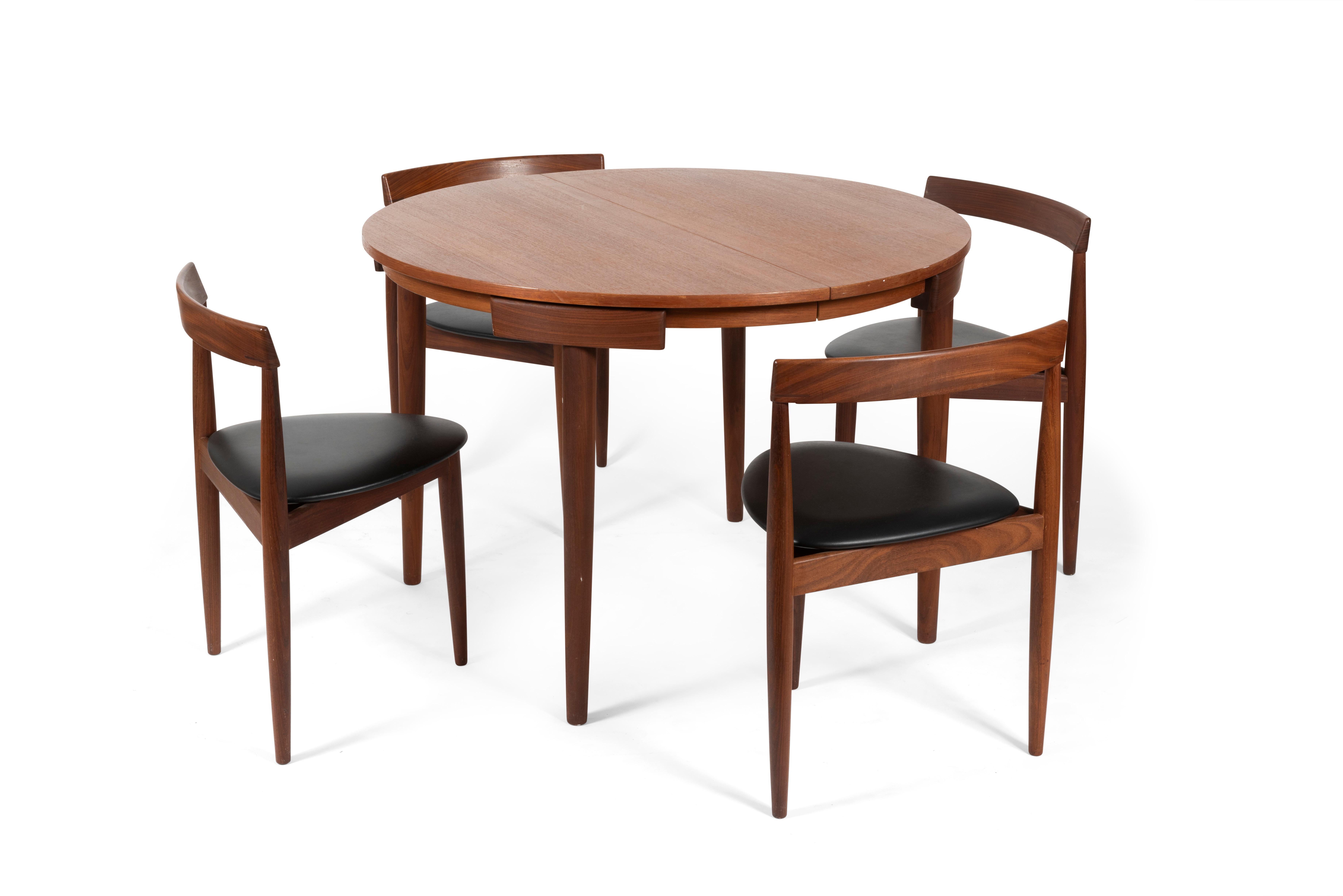 Table de salle à manger avec six chaises fabriquées par Frem Røjle et conçues par Hans Olsen, Danemark, 1950.

Les chaises ont une structure en teck avec un siège triangulaire recouvert de cuir naturel noir et les dossiers s'intègrent parfaitement à
