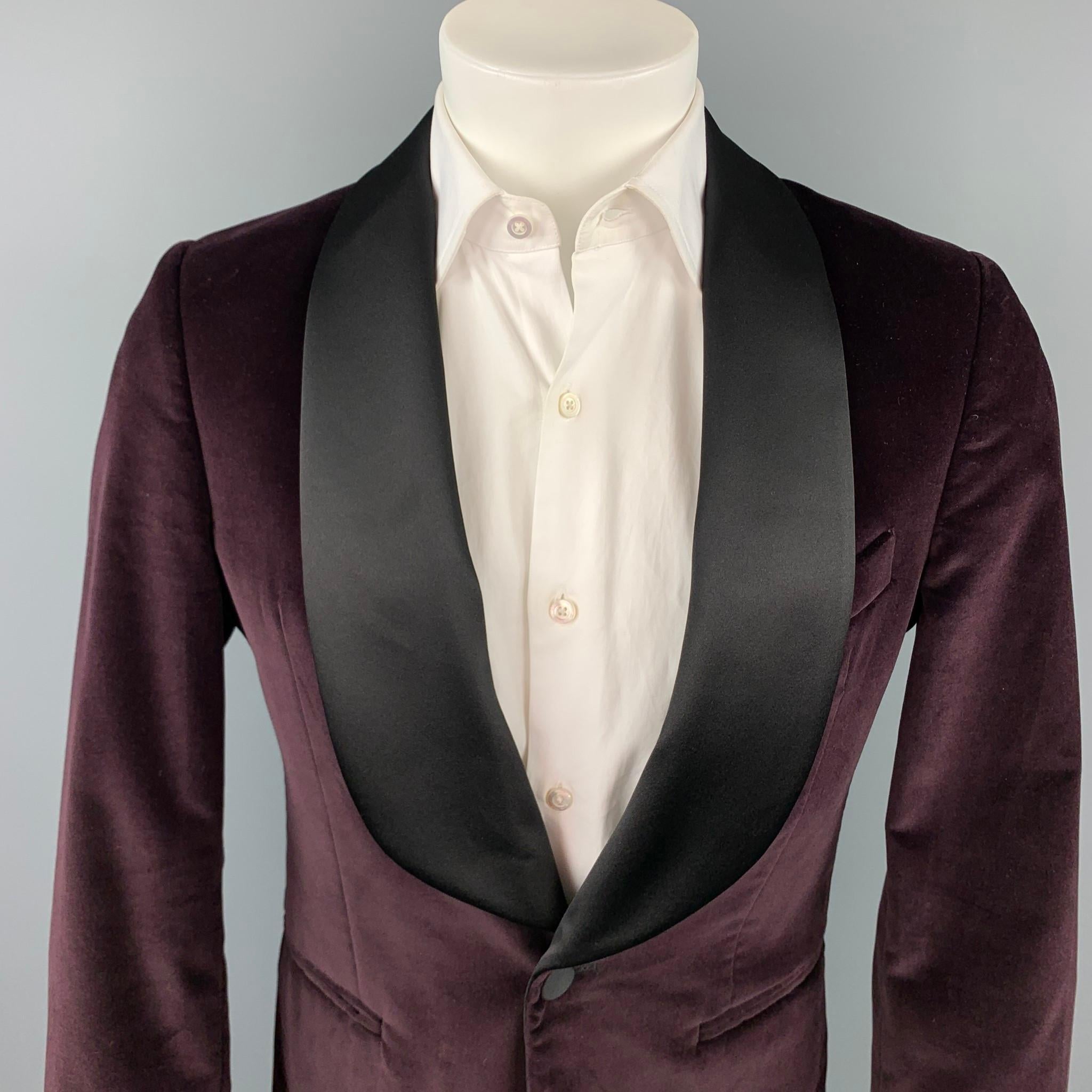 SALLE PRIVEE sport coat comes in a burgundy velvet with a full liner featuring a shawl collar, slit pockets, and a single button closure. Made in Italy.

Very Good Pre-Owned Condition.
Marked: 46

Measurements:

Shoulder: 17 in.
Chest: 38