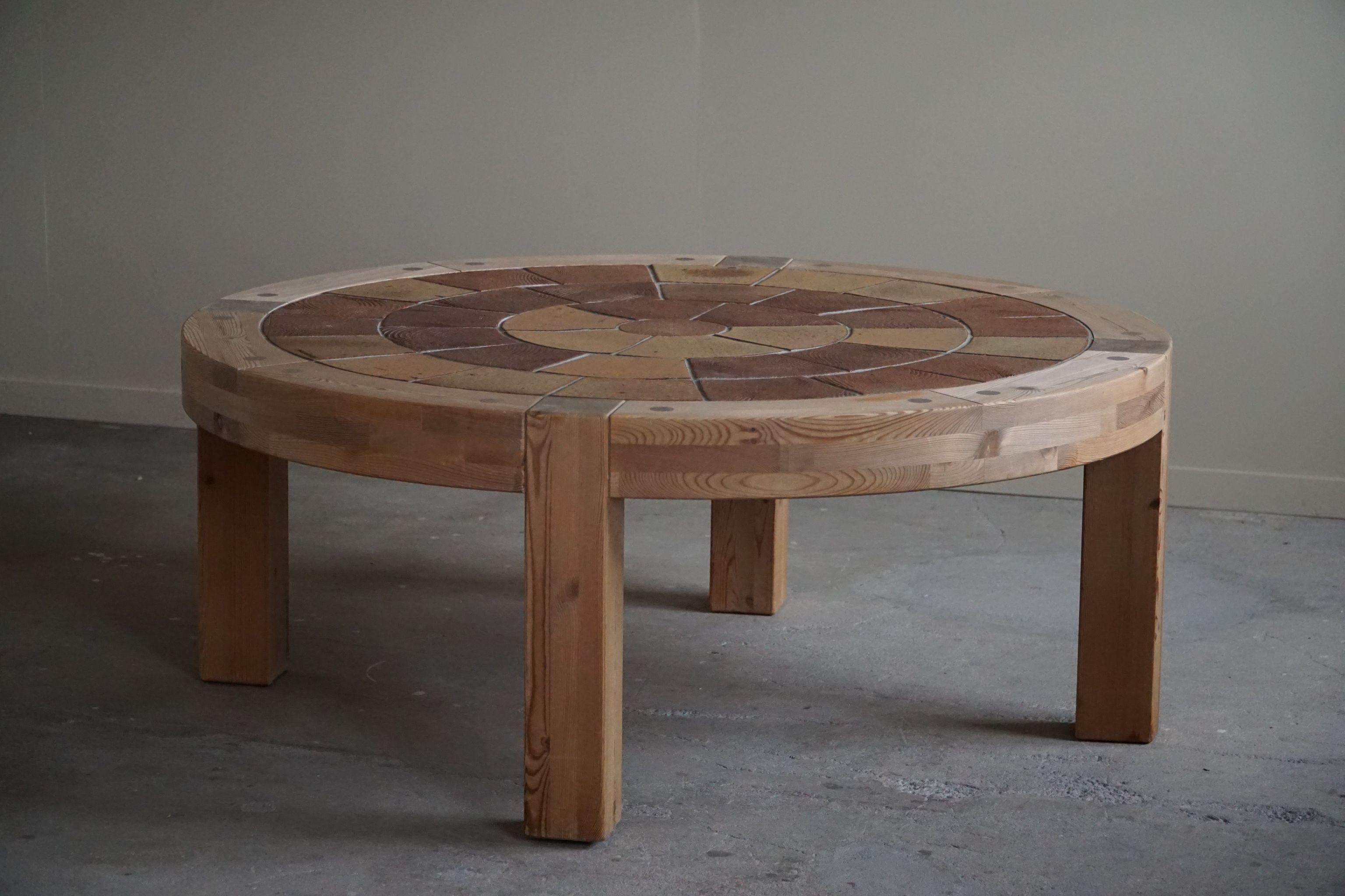 Sallingboe, Large Round Coffee Table in Pine & Ceramic, Danish Design, 1970s In Good Condition For Sale In Odense, DK
