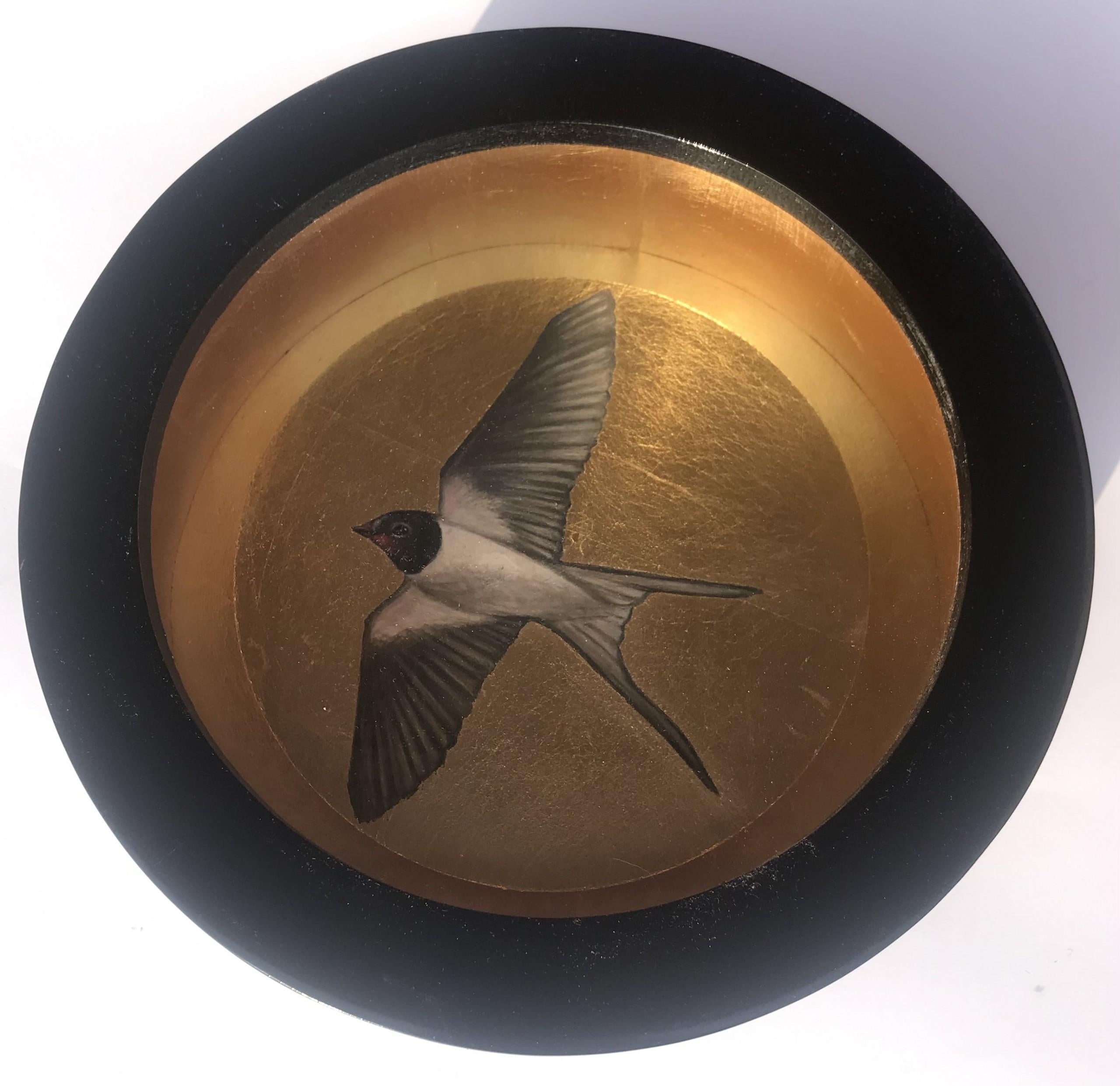 Swallow in Flight, Tierkunst, Original Goldvogel-Kunst, Stillleben-Kunst, 3D-Kunst – Mixed Media Art von Sally-Ann Johns