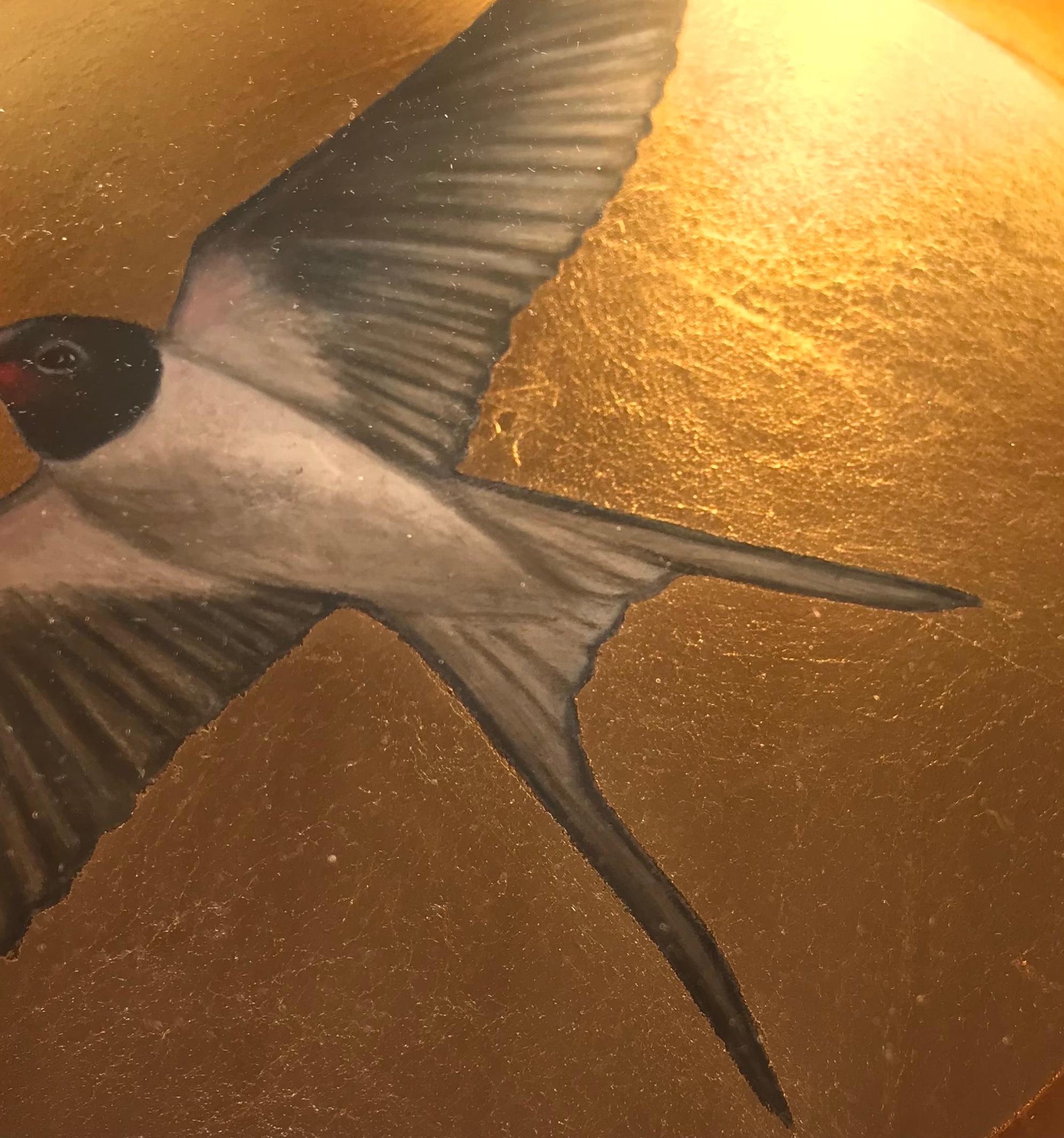 Die eindrucksvollen Arbeiten von Sally-Ann Johns zeigen oft alltägliche Vögel und Tiere, manchmal auch Porträts, die auf einzigartige und spannende Weise dargestellt werden. In einer mit Gold ausgekleideten Schachtel beschwören sie Bilder alter