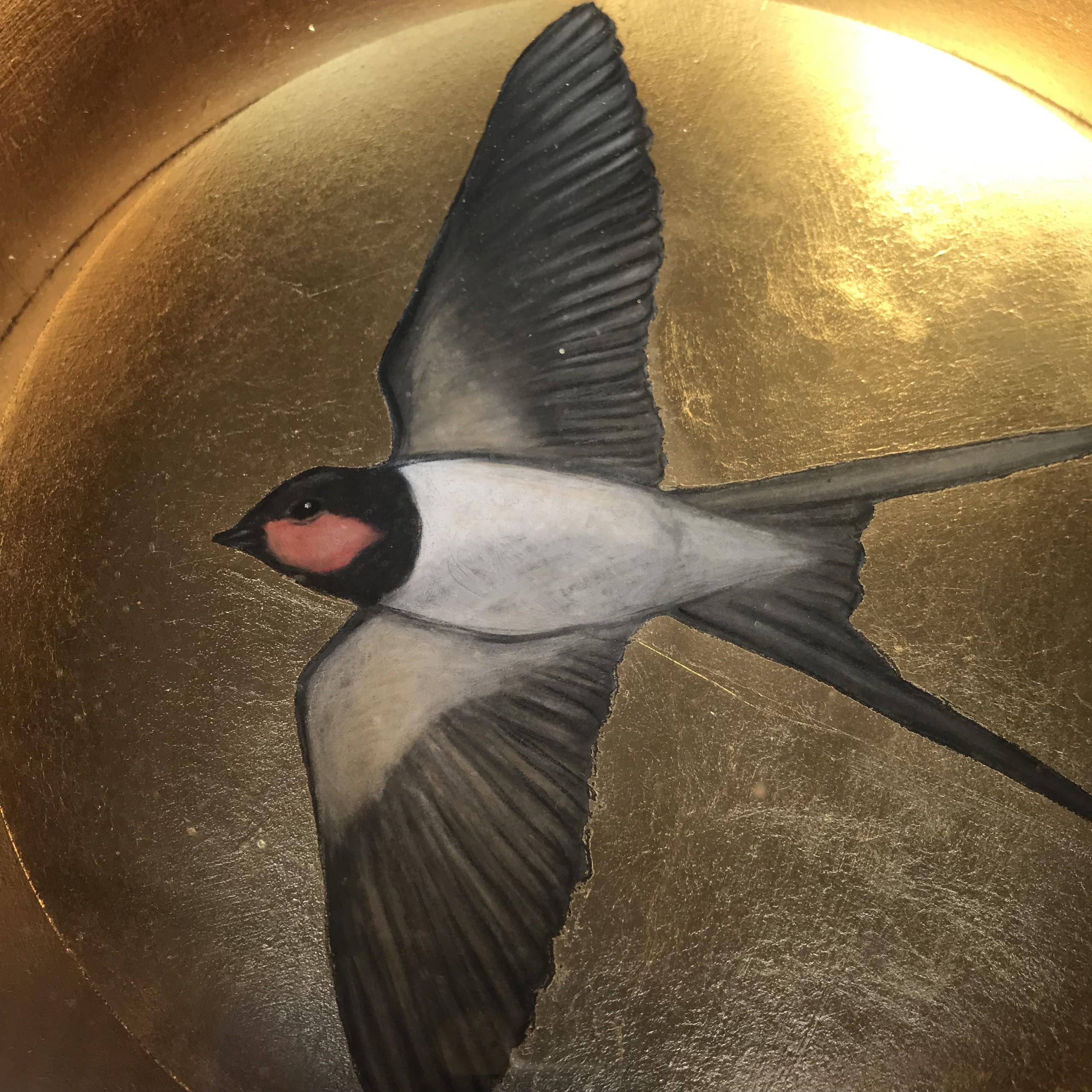 Swallow in Flight II, Art animalier, peinture d'oiseaux, œuvre d'art des hirondelles, art or - Contemporain Painting par Sally-Ann Johns