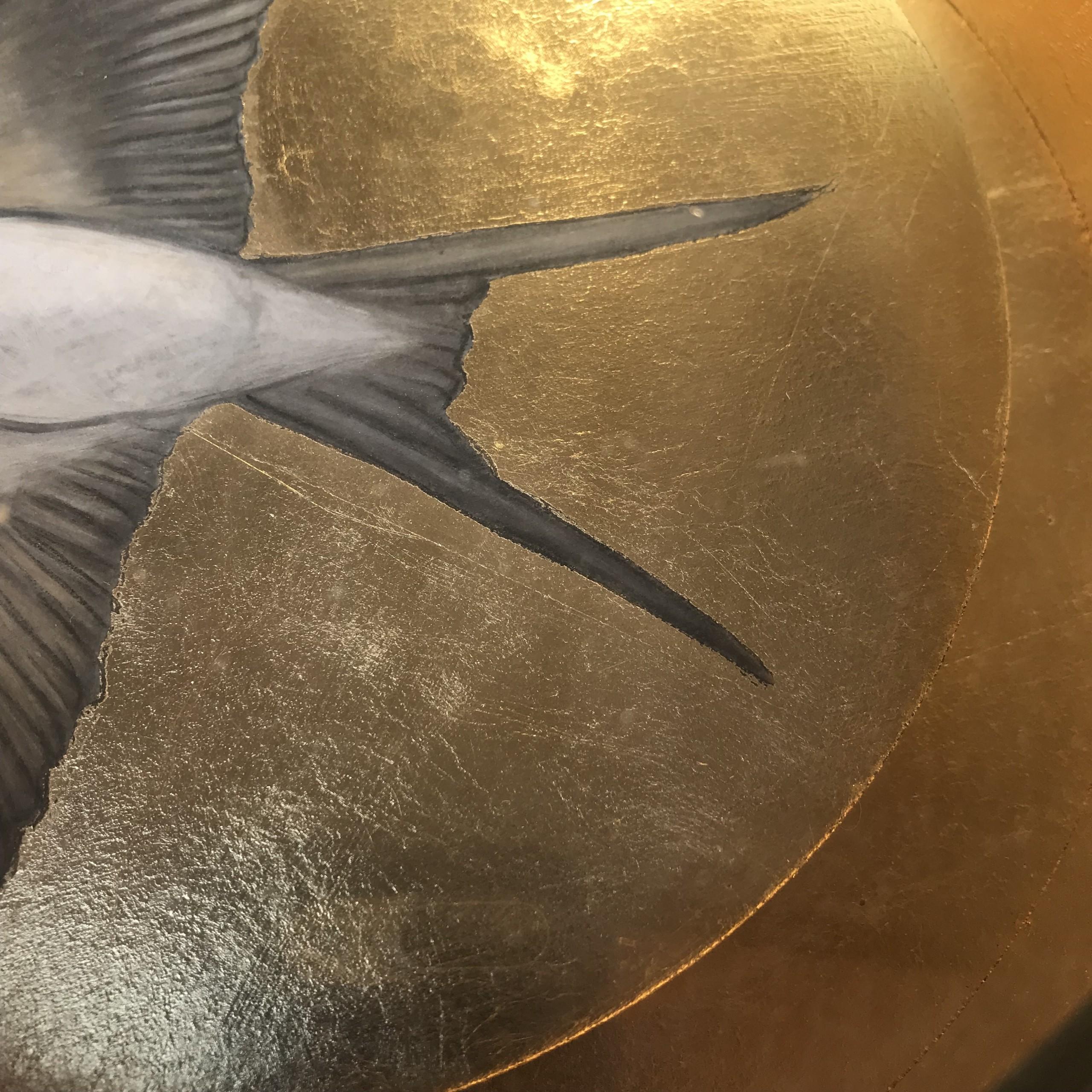 Swallow in Flight II, Art animalier, peinture d'oiseaux, œuvre d'art des hirondelles, art or - Noir Figurative Painting par Sally-Ann Johns