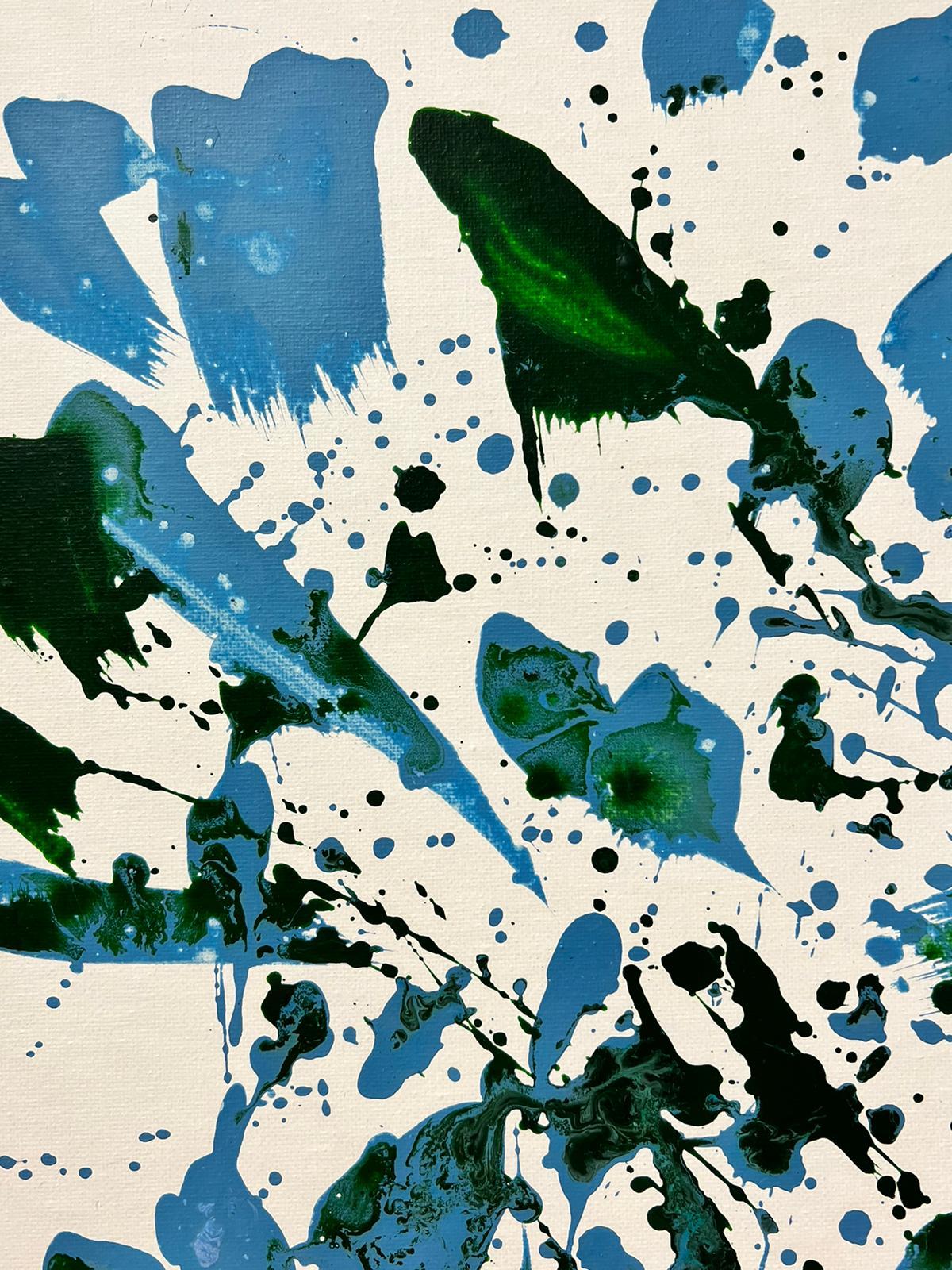 Pintura Abstracta Británica Contemporánea Salpicadura Verde y Azul sobre Blanco - Abstract Painting Beige de Sally Bradshaw