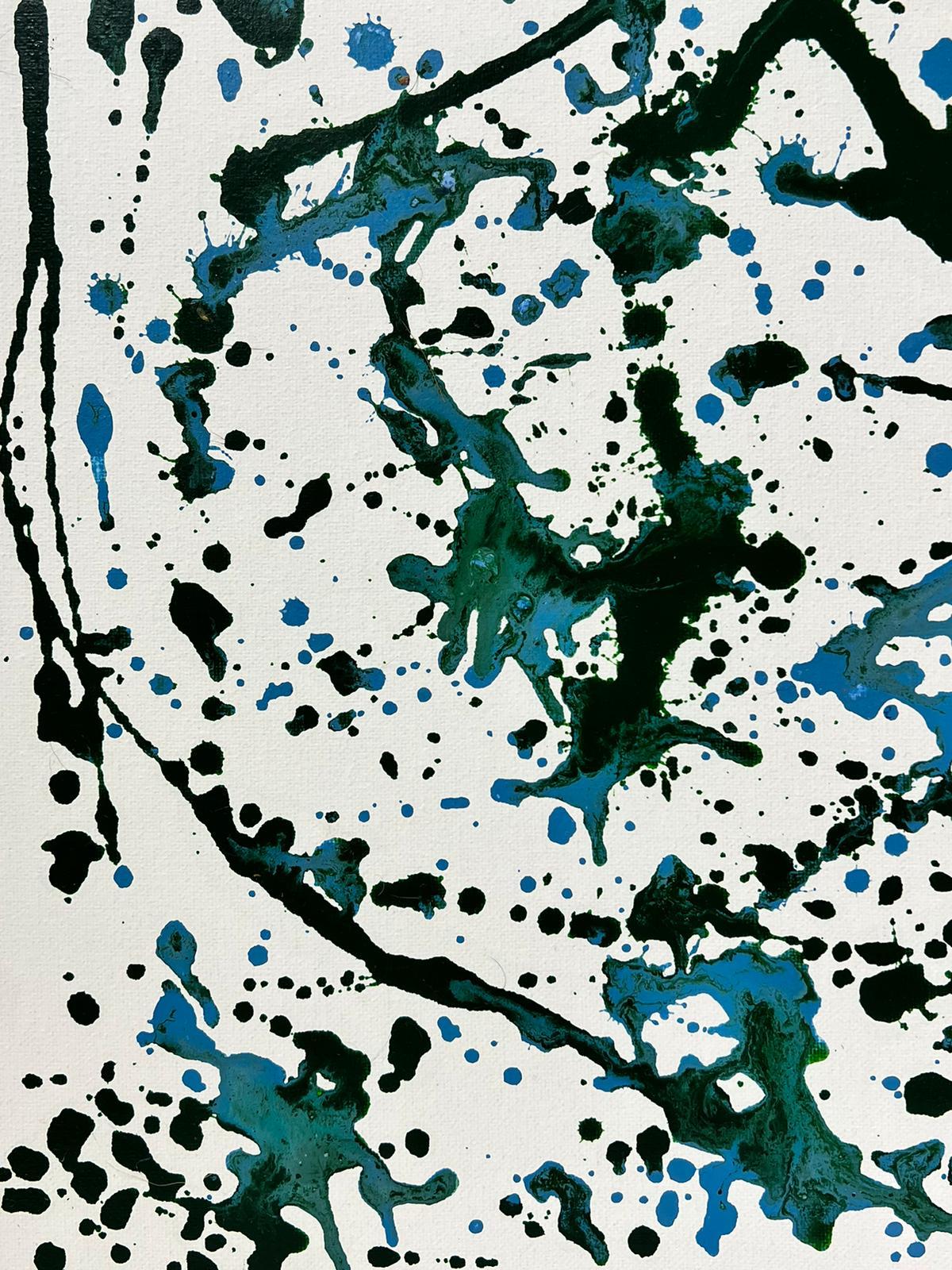 Pittura astratta contemporanea britannica con schizzi di colore verde e blu su bianco - Abstract Painting Grigio di Sally Bradshaw