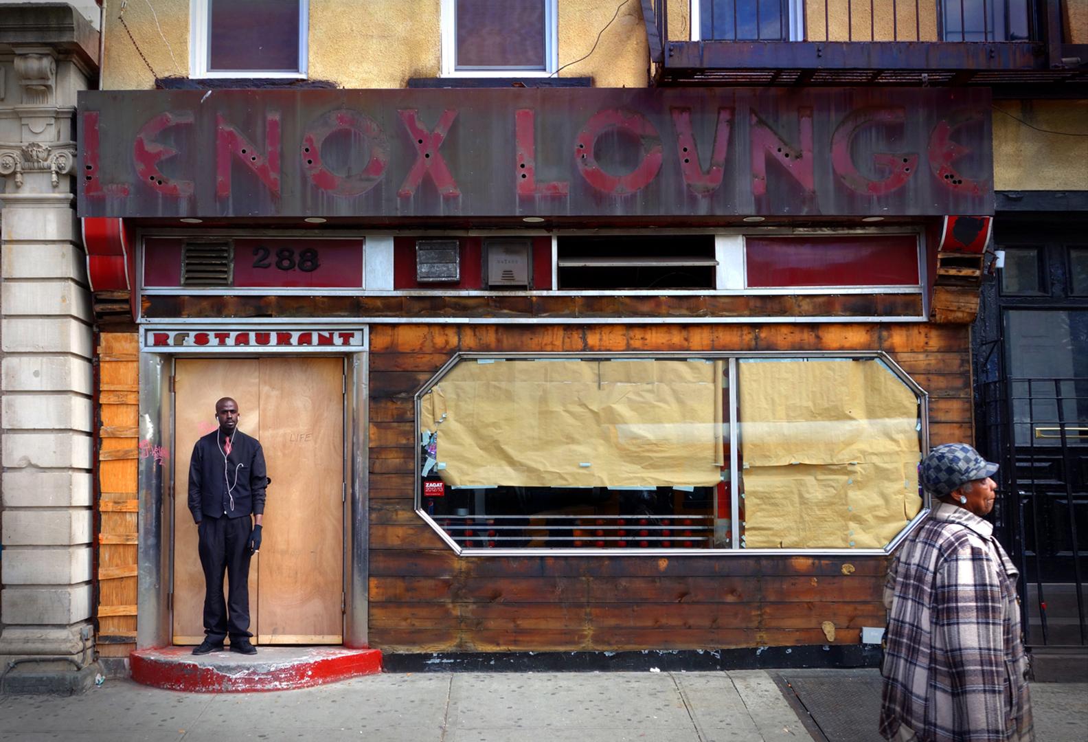 Künstlerin: Sally Davies (1956)
Titel: Lenox Lounge (New York City)
Jahr: 2022
Medium: Tintenstrahldruck auf Archivierungspapier
Auflage: 24, plus Probedrucke
Größe: 24 x 36 Zoll
Zustand: Ausgezeichnet
Beschriftung: Signiert, datiert, betitelt vom