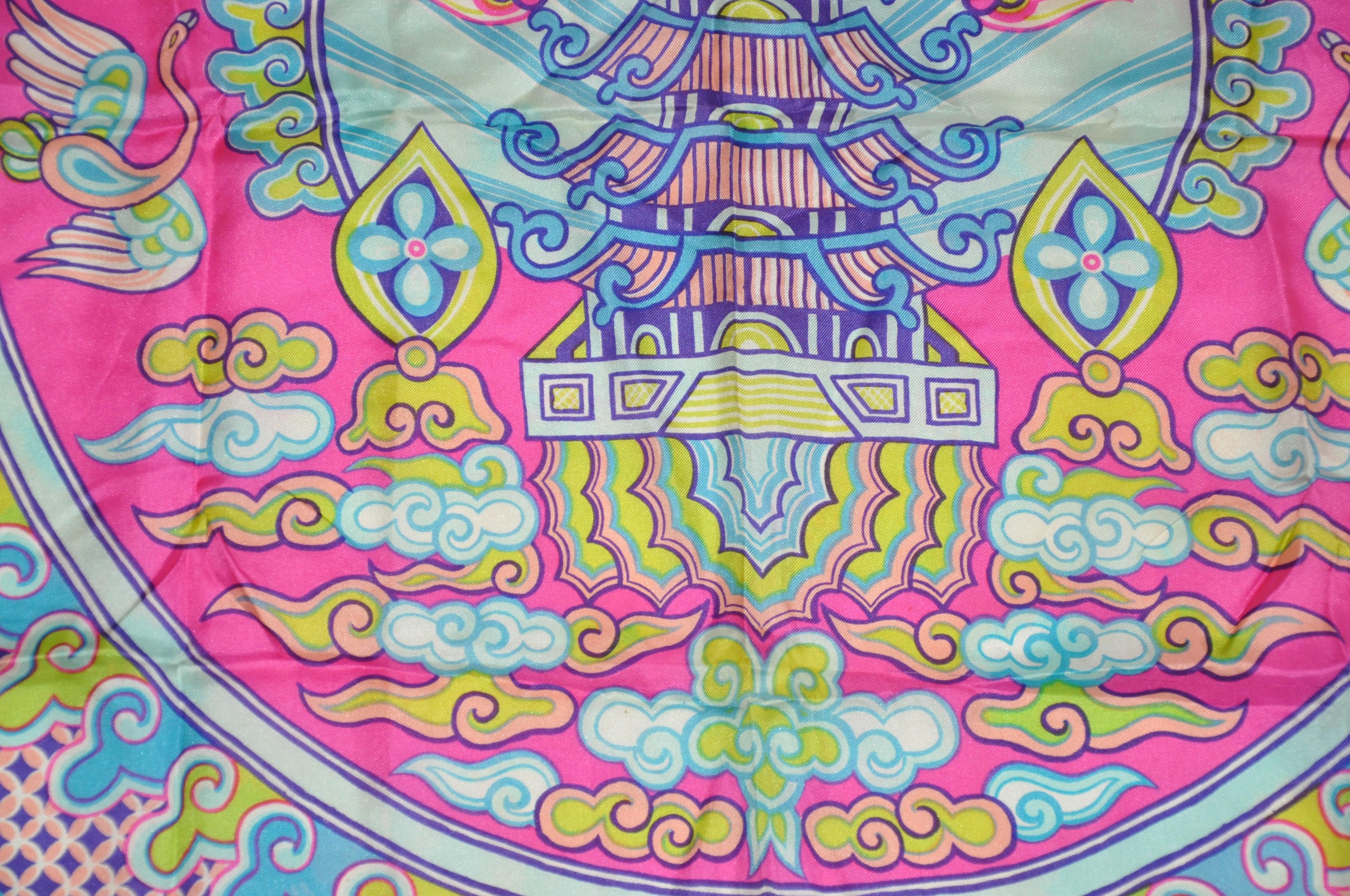 Marron Écharpe en soie Sally Gee « Thème asiatique » colorée de façon fantaisiste en vente