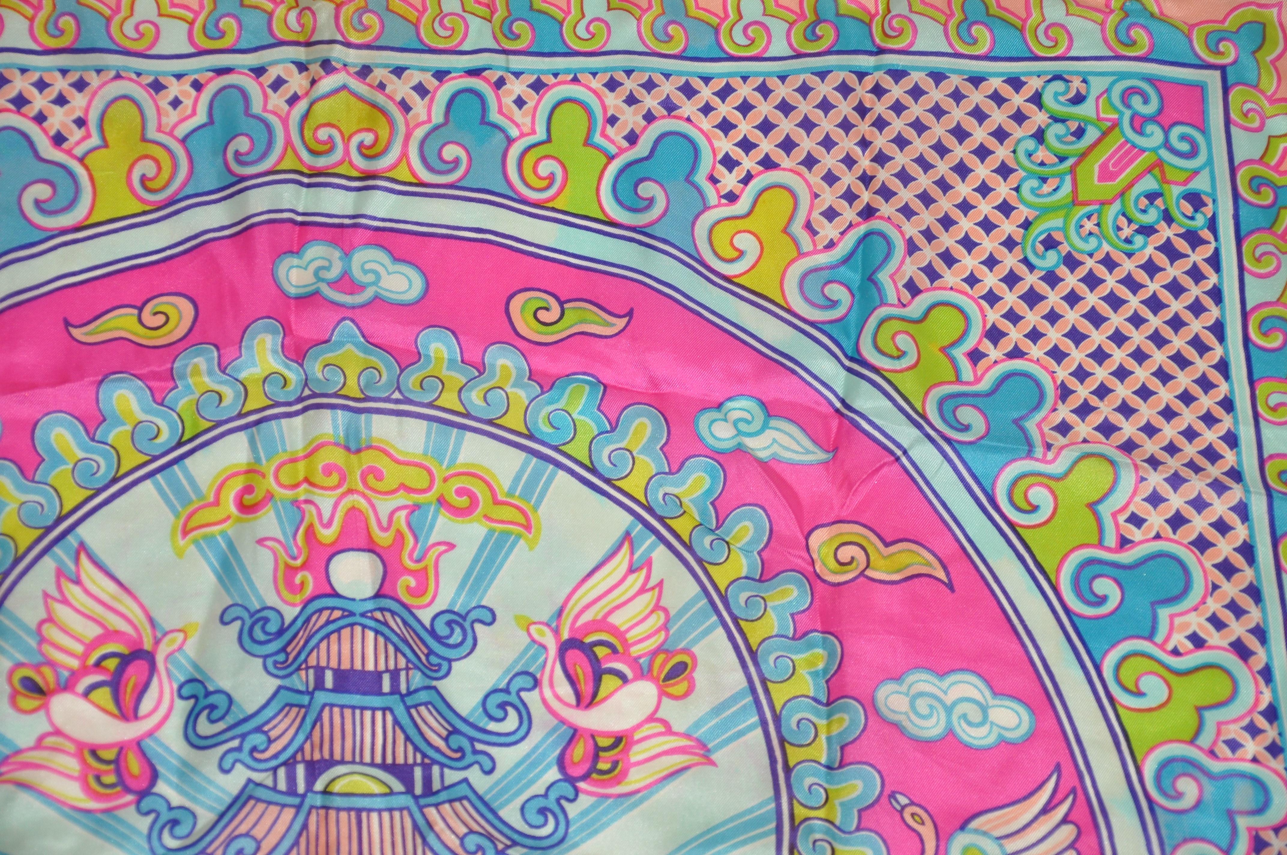 Écharpe en soie Sally Gee « Thème asiatique » colorée de façon fantaisiste Bon état - En vente à New York, NY